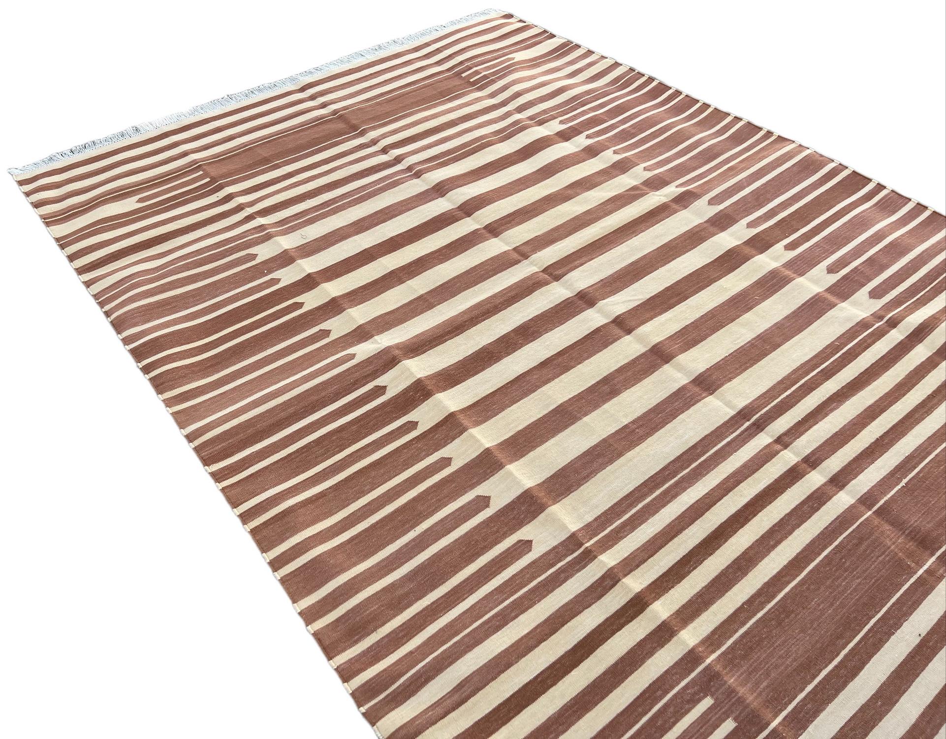 Handmade Cotton Area Flat Weave Rug, 5x7 Tan And Cream Striped Indian Dhurrie In New Condition For Sale In Jaipur, IN