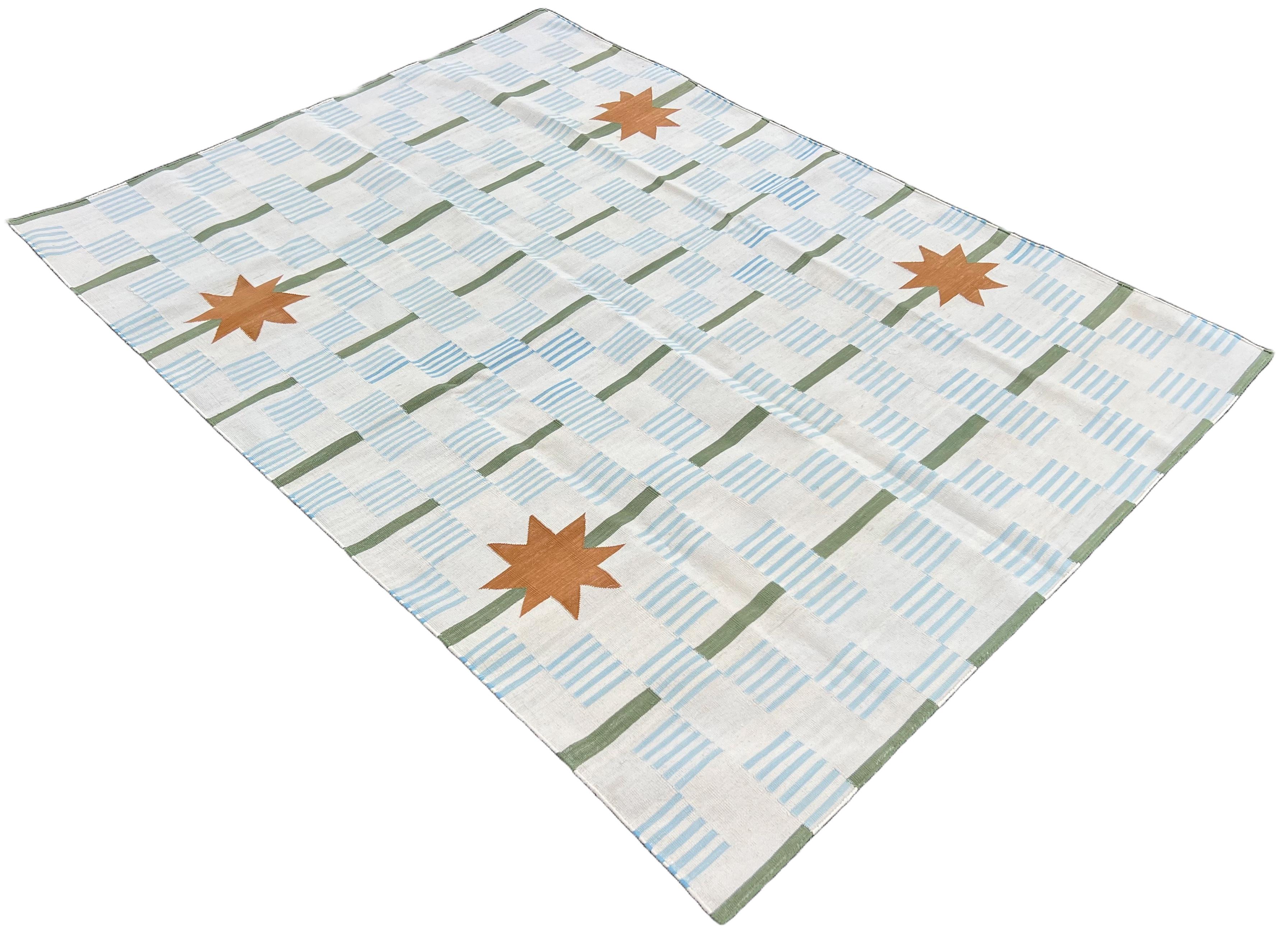 Handmade Cotton Area Flat Weave Rug, 5x7 White And Tan Star Dash Indian Dhurrie For Sale 4