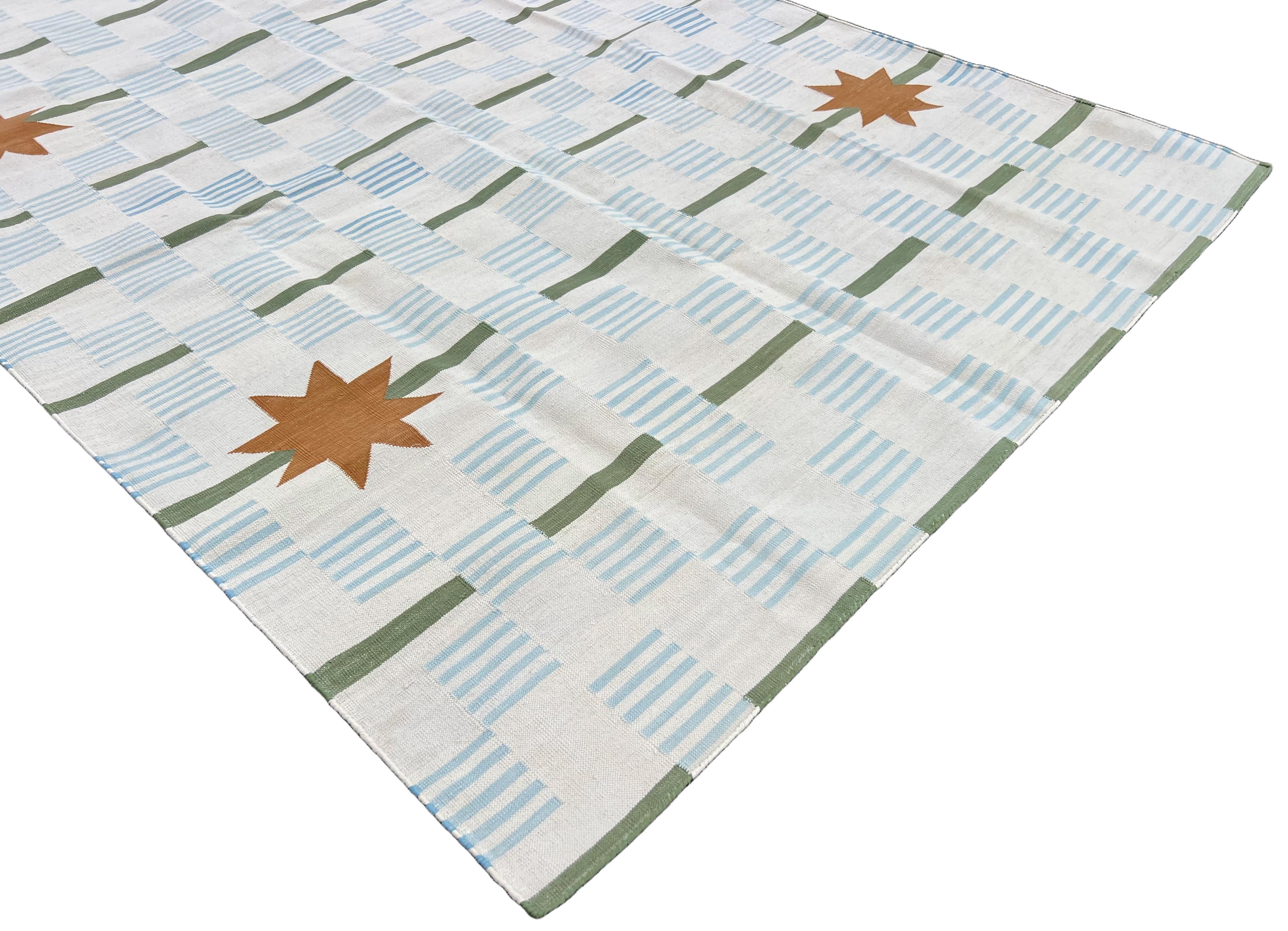 Hand-Woven Handmade Cotton Area Flat Weave Rug, 5x7 White And Tan Star Dash Indian Dhurrie For Sale