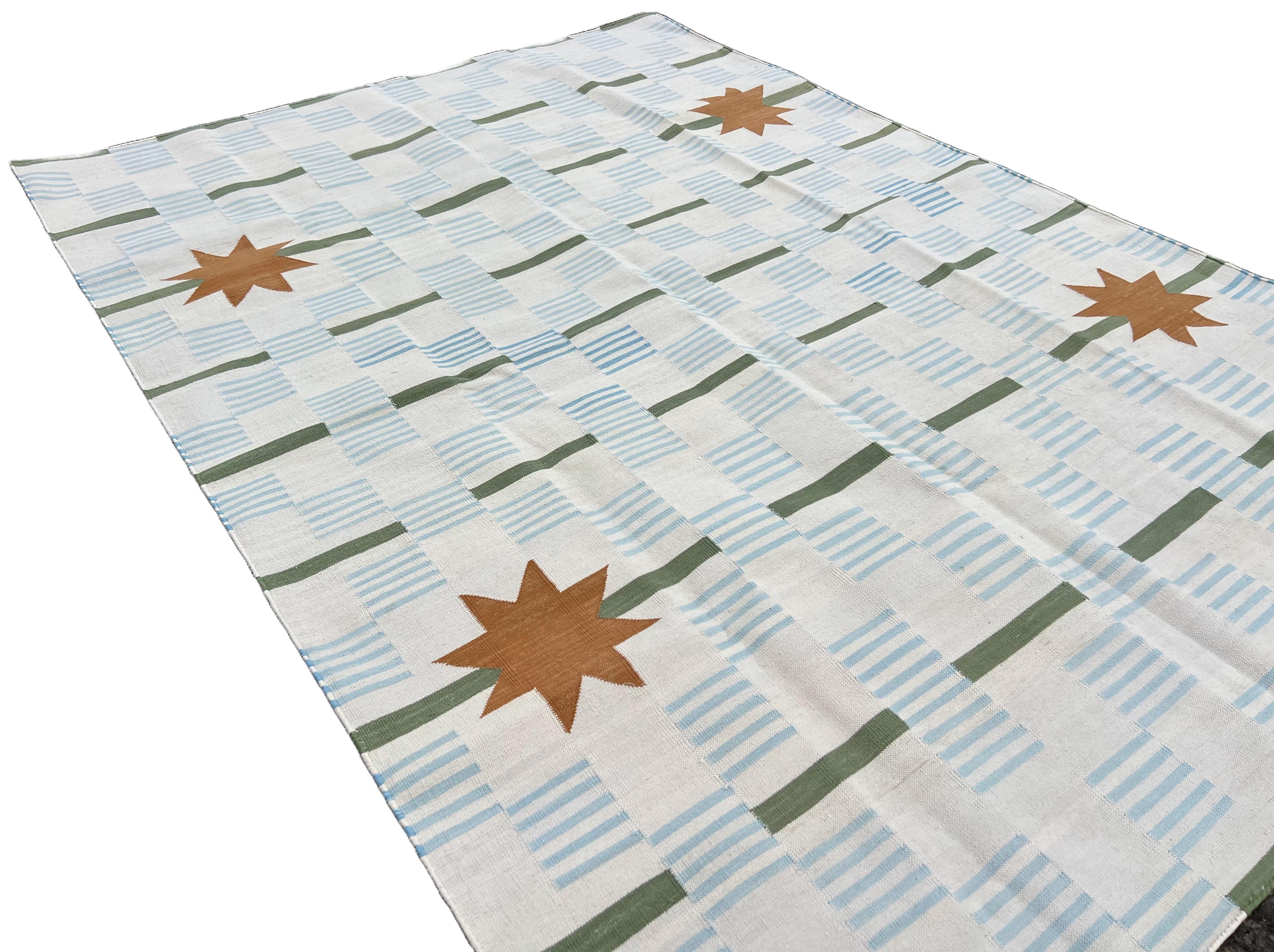 Handmade Cotton Area Flat Weave Rug, 5x7 White And Tan Star Dash Indian Dhurrie In New Condition For Sale In Jaipur, IN