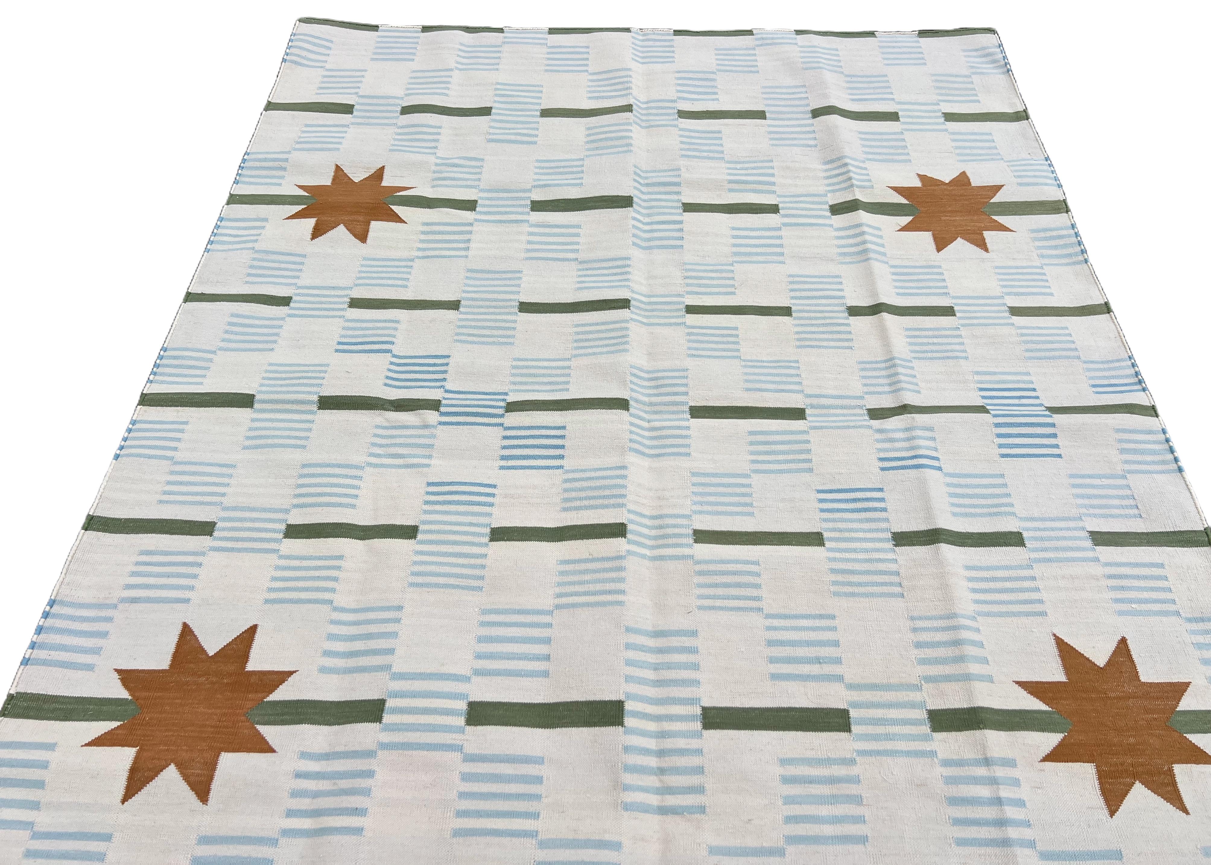 Handmade Cotton Area Flat Weave Rug, 5x7 White And Tan Star Dash Indian Dhurrie For Sale 1