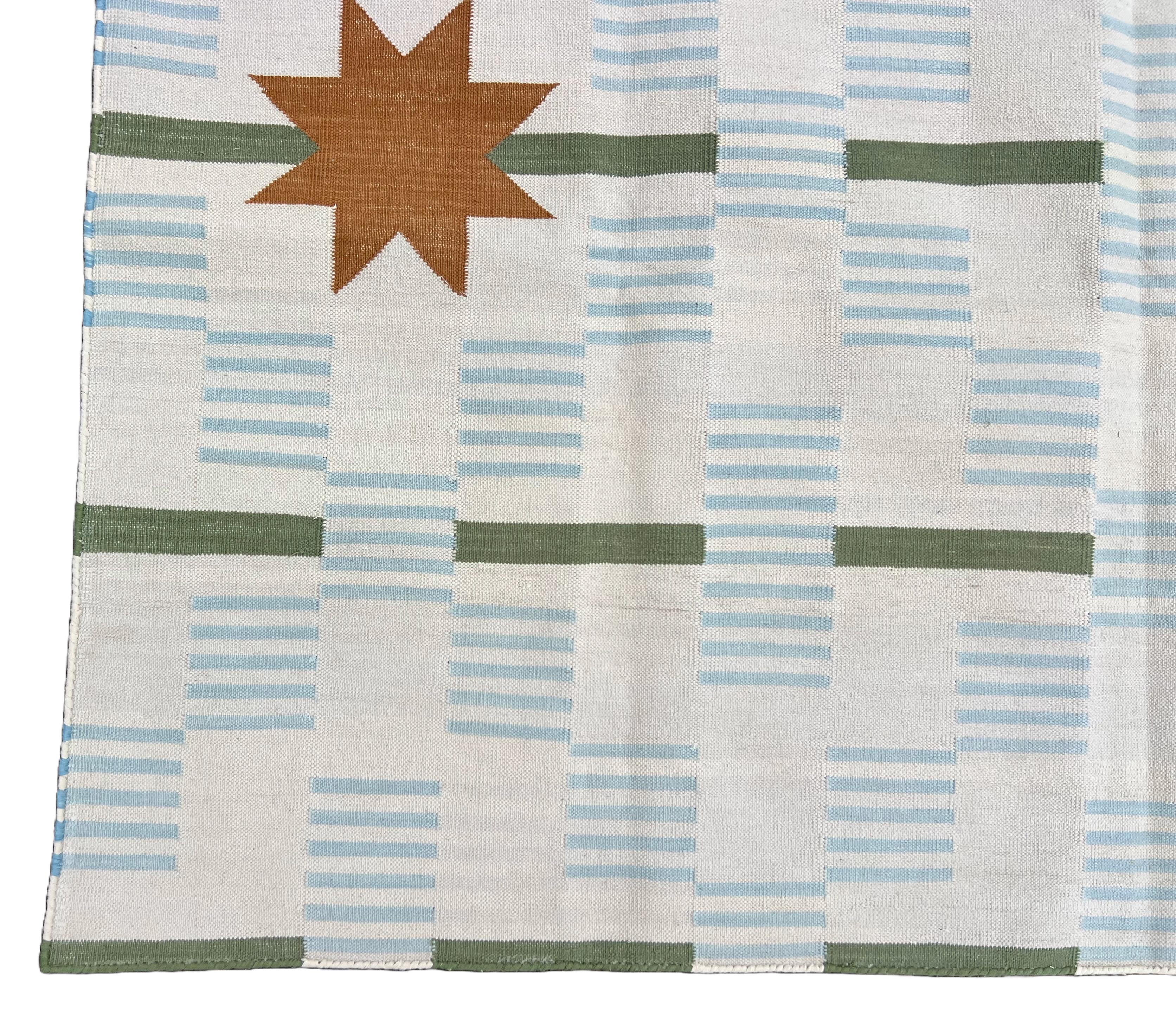 Handmade Cotton Area Flat Weave Rug, 5x7 White And Tan Star Dash Indian Dhurrie For Sale 2