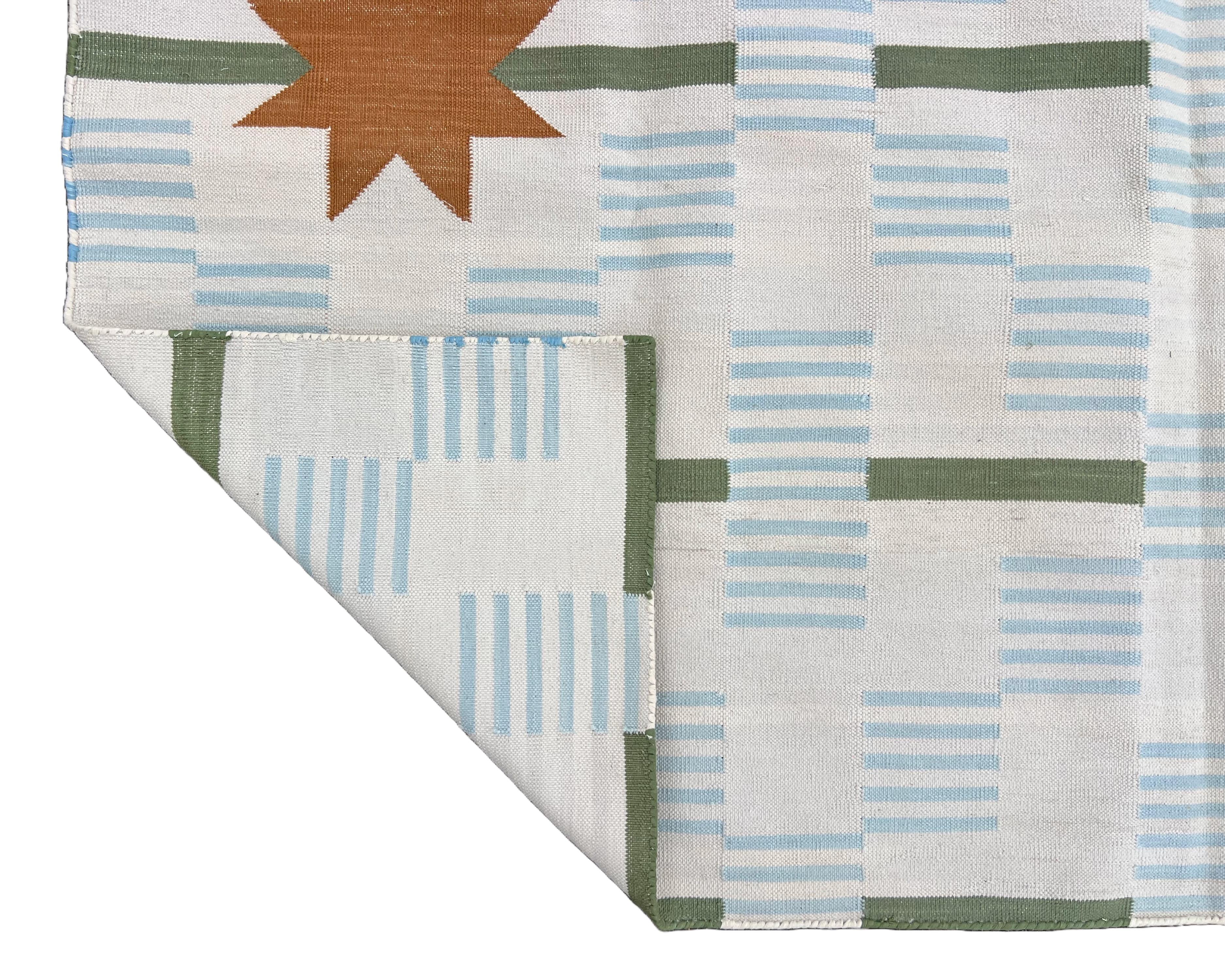 Handmade Cotton Area Flat Weave Rug, 5x7 White And Tan Star Dash Indian Dhurrie For Sale 3