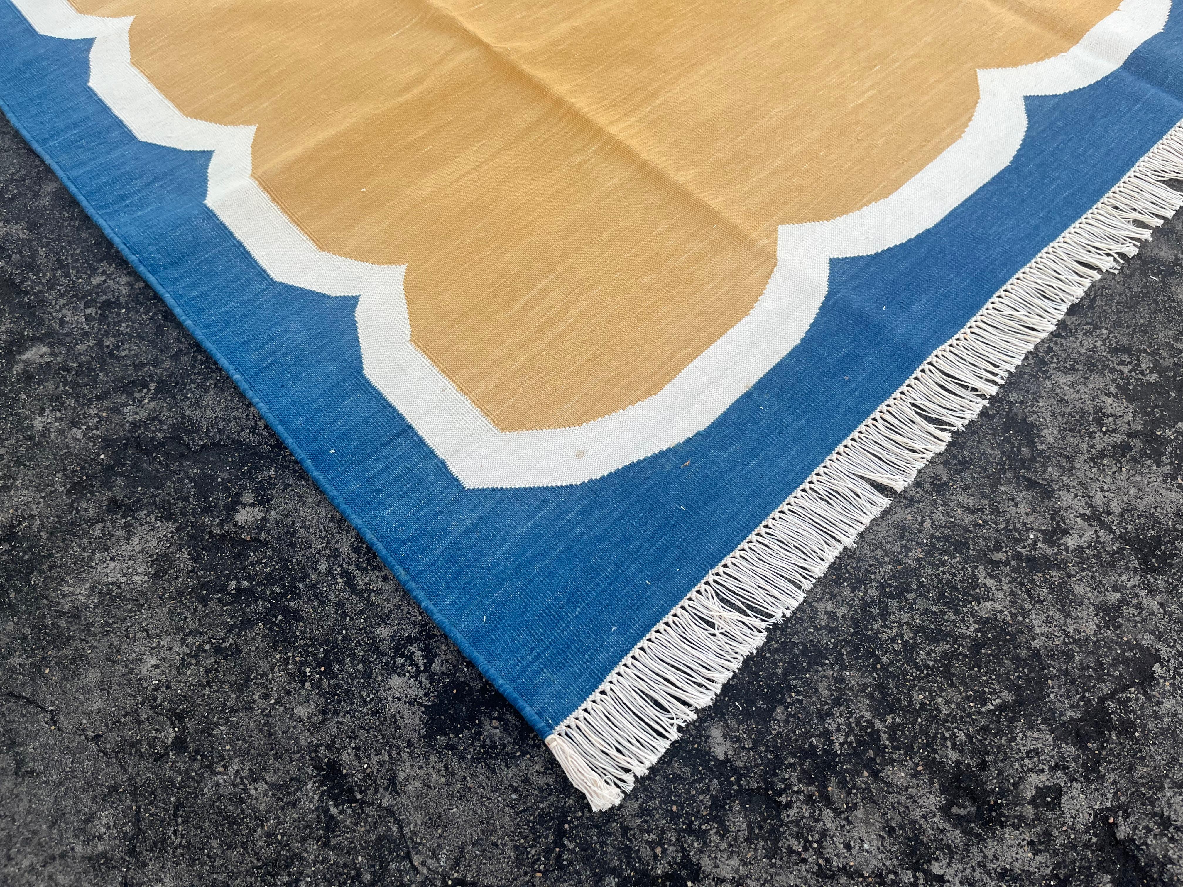 Handmade Cotton Area Flat Weave Rug, 5x7 Yellow And Blue Scallop Indian Dhurrie In New Condition For Sale In Jaipur, IN