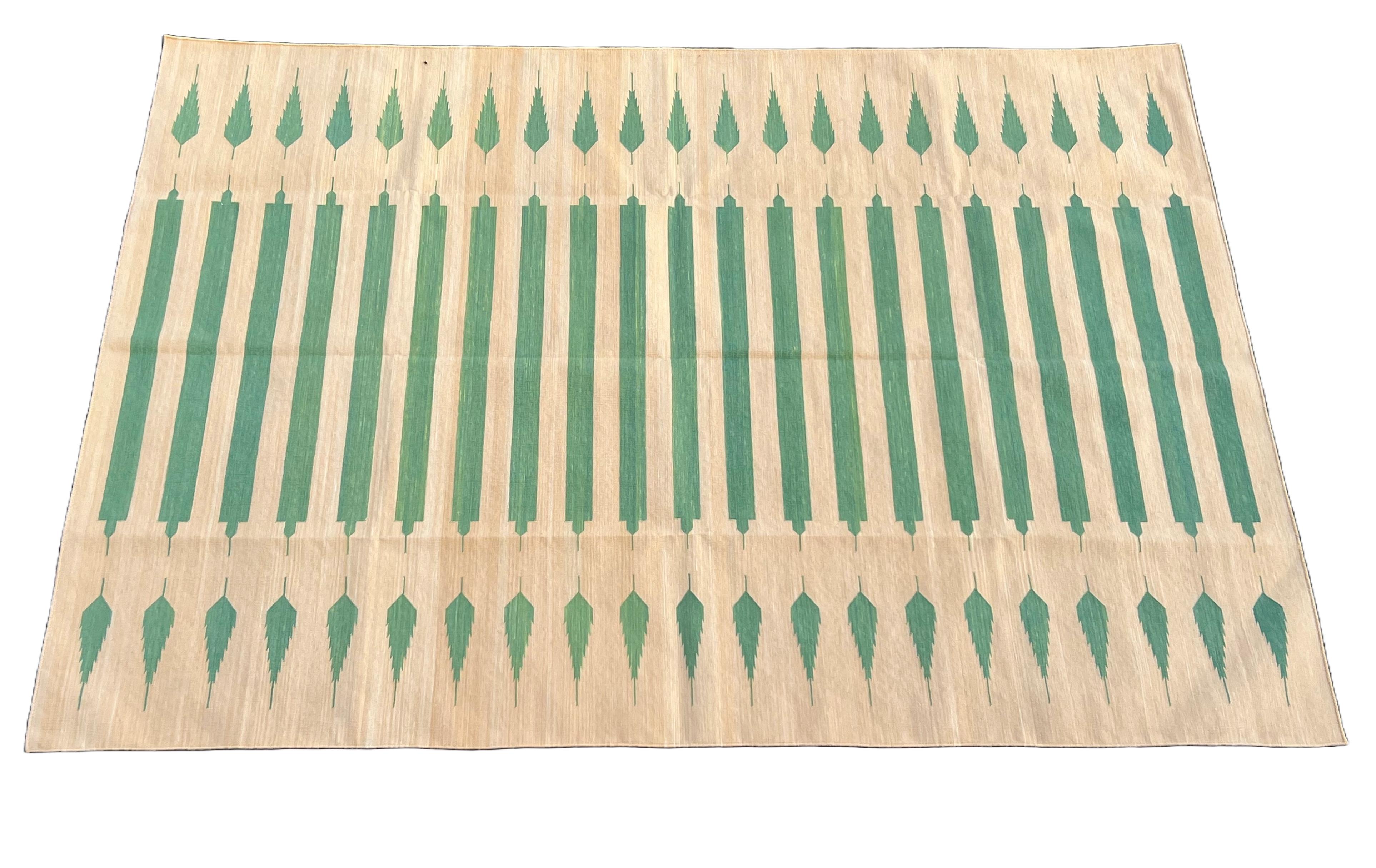 Tappeto indiano a righe giallo e verde muschio reversibile in cotone tinto al vegetale - 5'x7'
Queste speciali dhurry a trama piatta sono tessute a mano con un filo di cotone 100% a 15 strati. A causa delle speciali tecniche di produzione utilizzate