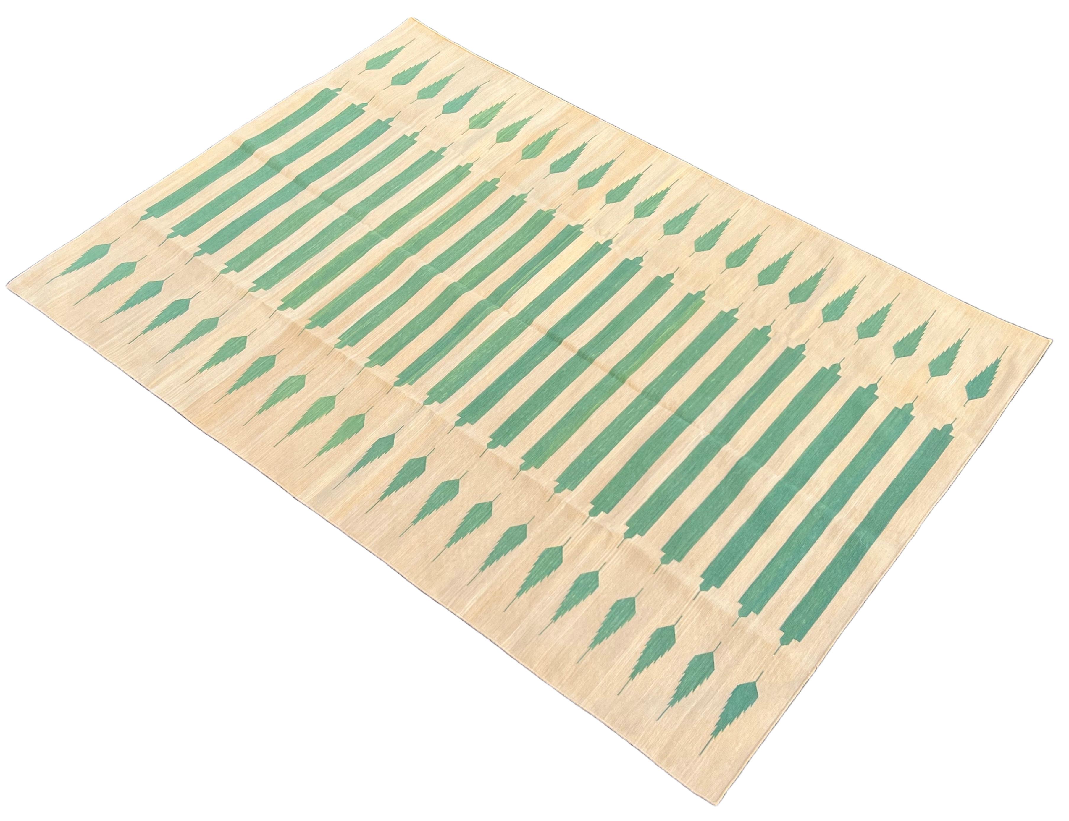 Mid-Century moderno Tappeto a tessitura piatta in cotone fatto a mano, 5x7 a righe gialle e blu, indiano Dhurrie in vendita