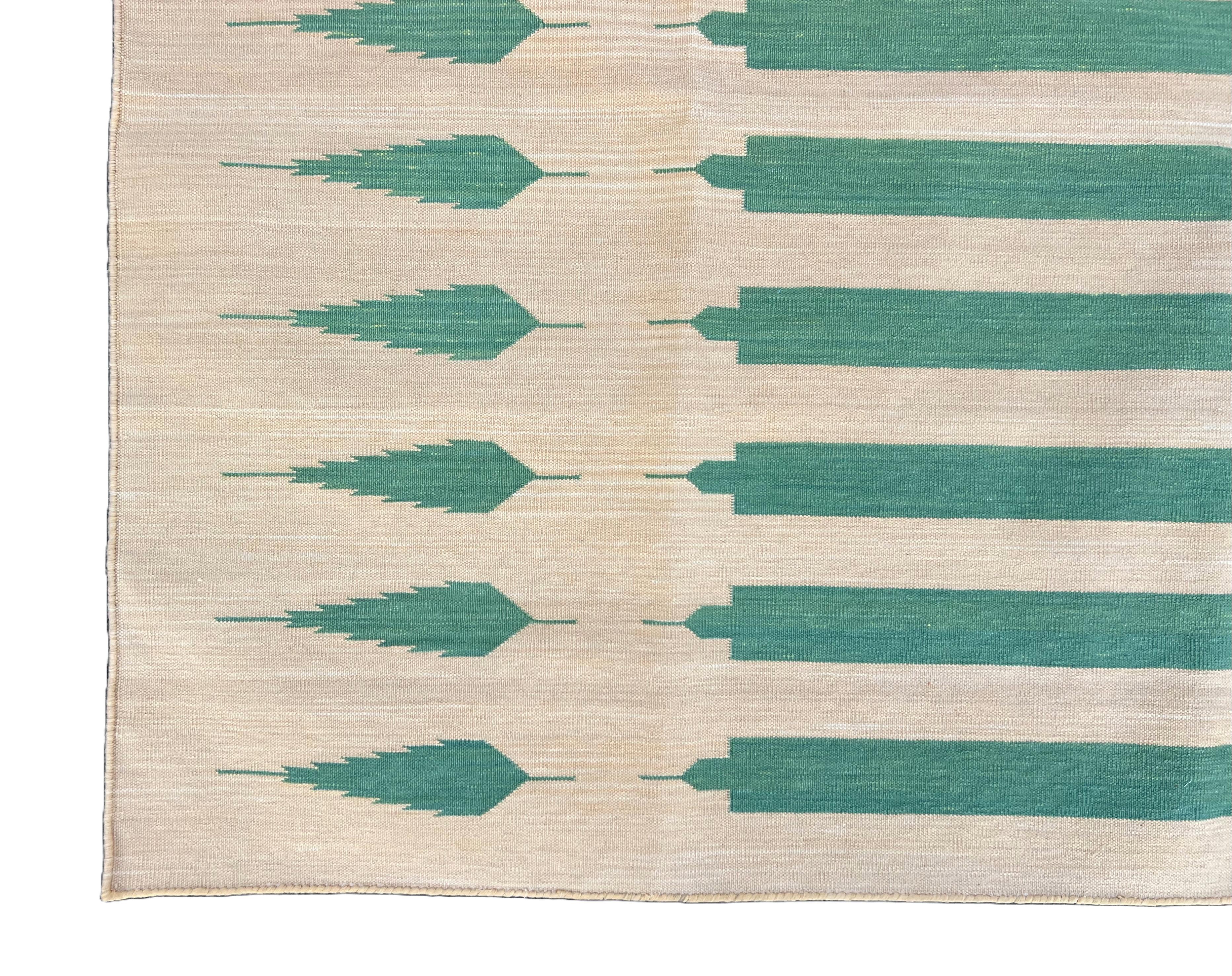 Tessuto a mano Tappeto a tessitura piatta in cotone fatto a mano, 5x7 a righe gialle e blu, indiano Dhurrie in vendita