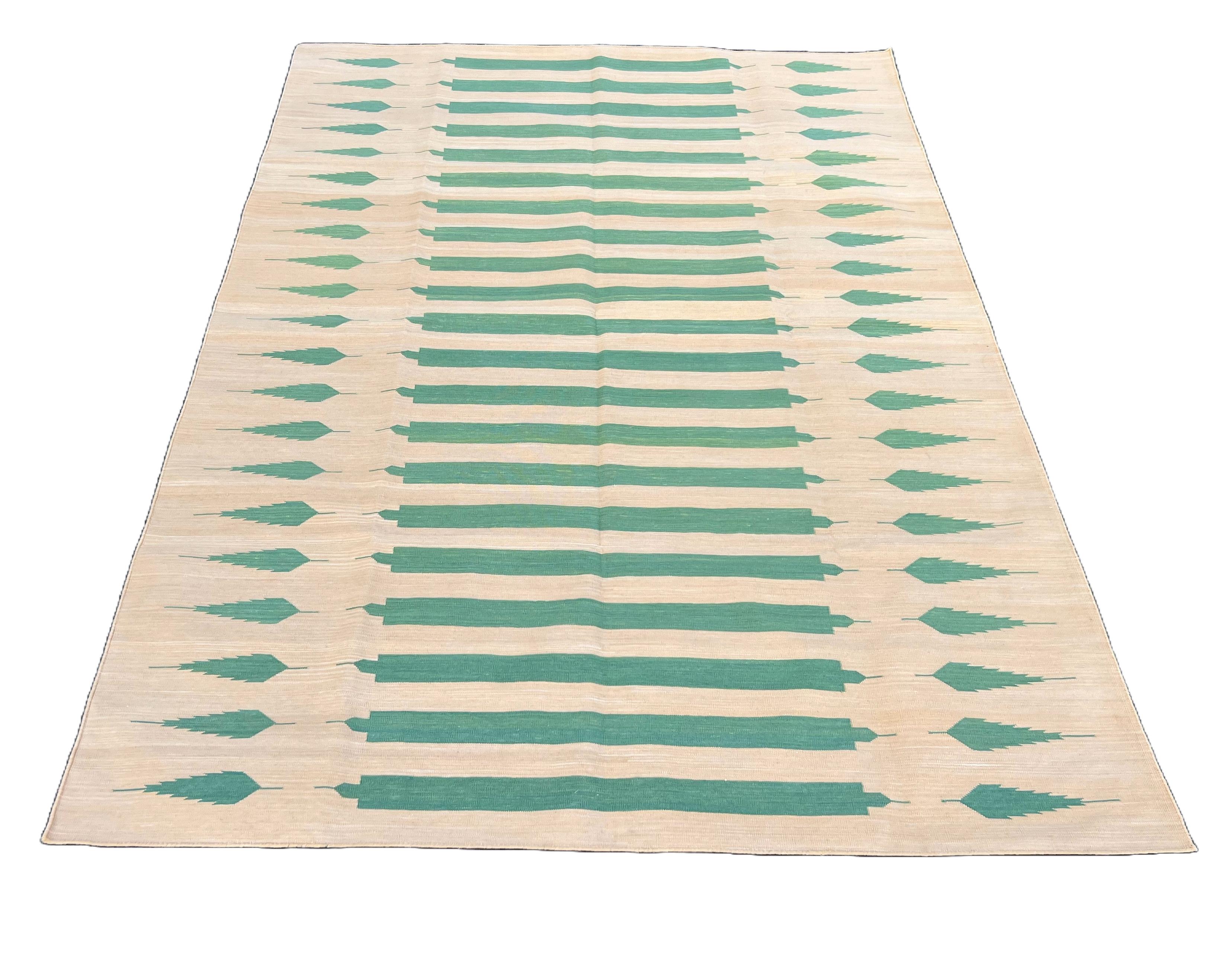 XXI secolo e contemporaneo Tappeto a tessitura piatta in cotone fatto a mano, 5x7 a righe gialle e blu, indiano Dhurrie in vendita