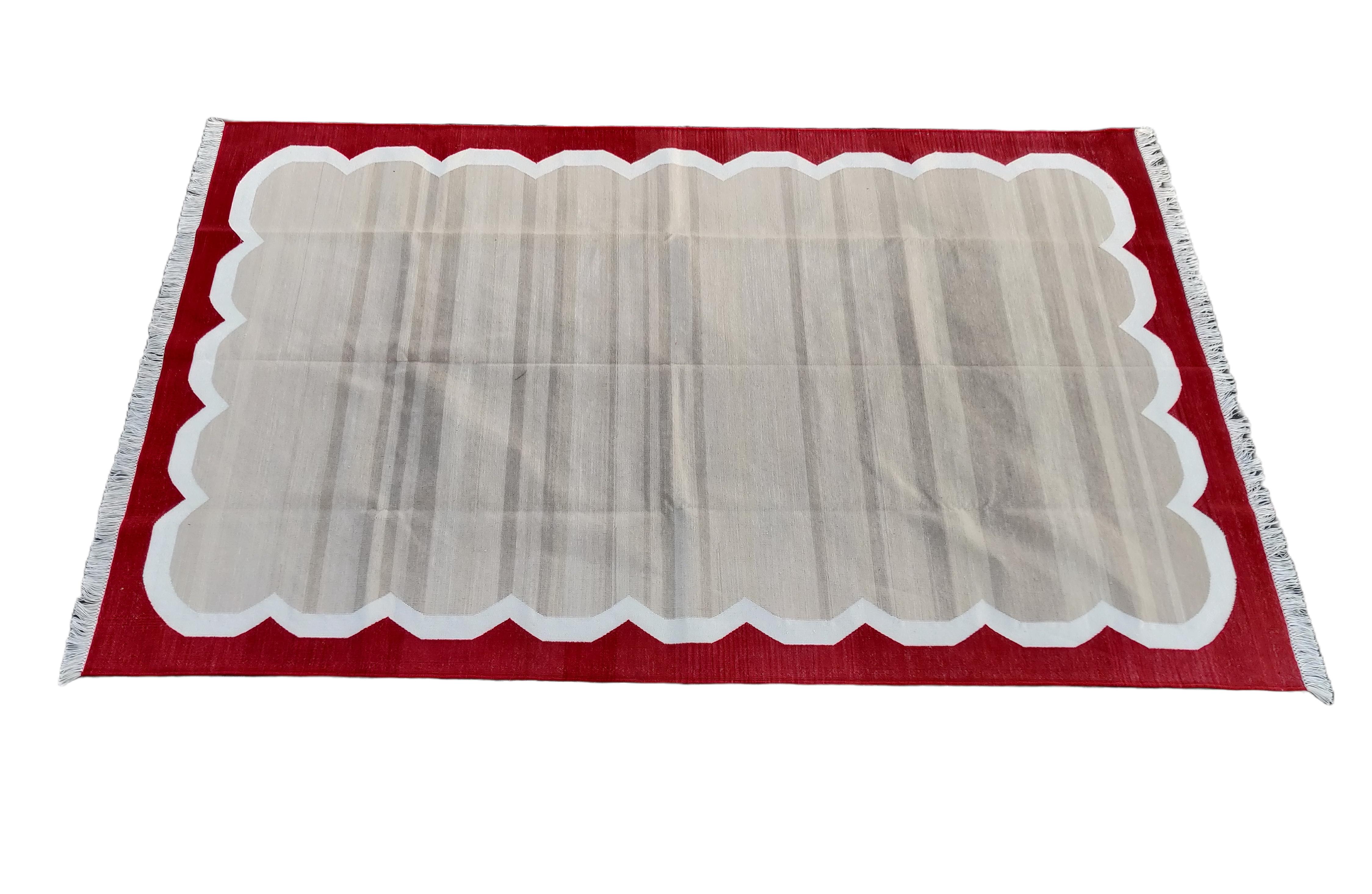 Handmade Cotton Area Flat Weave Rug, 5x8 Beige And Red Scalloped Indian Dhurrie For Sale 5