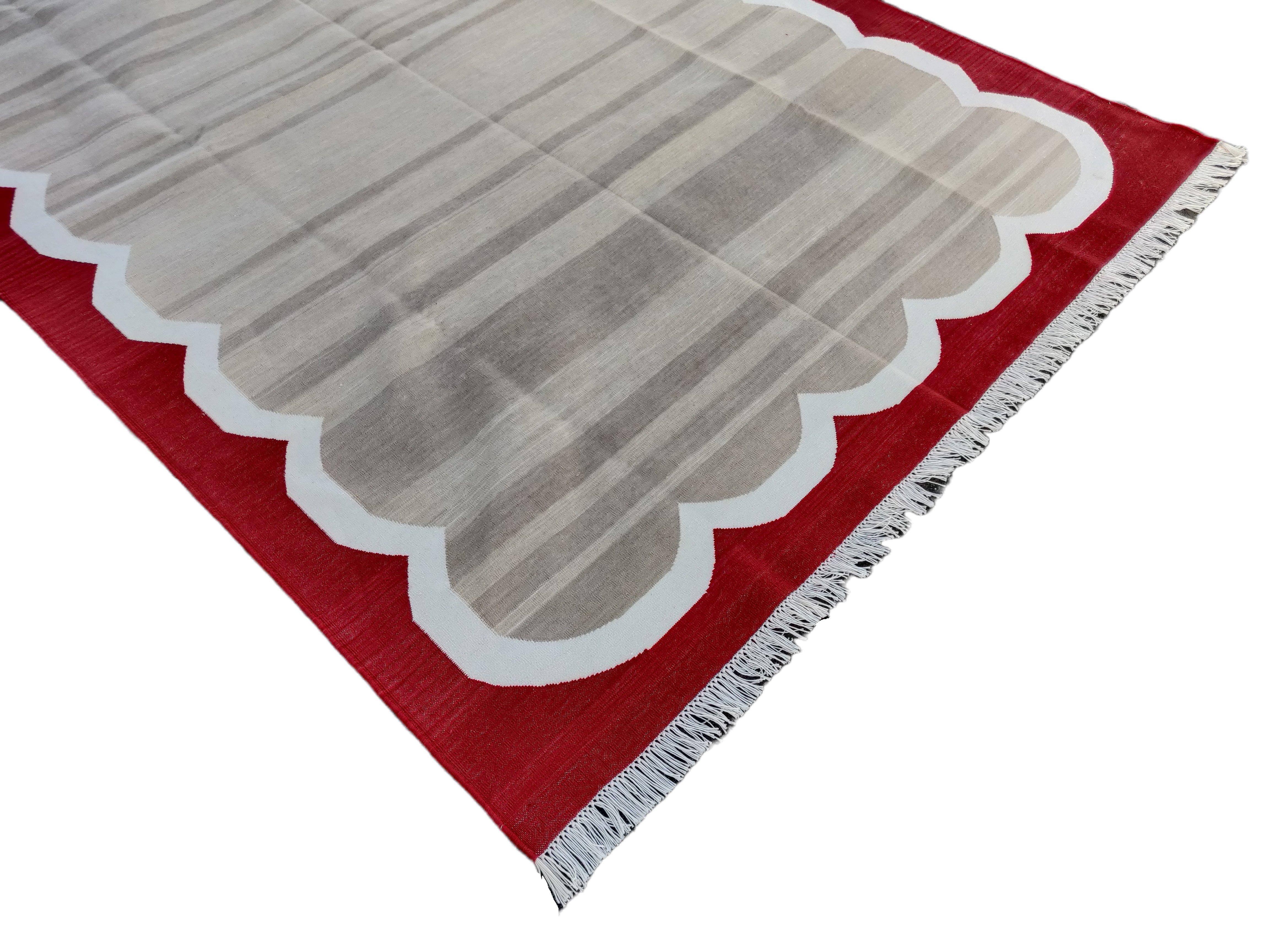 Mid-Century Modern Handmade Cotton Area Flat Weave Rug, 5x8 Beige And Red Scalloped Indian Dhurrie For Sale