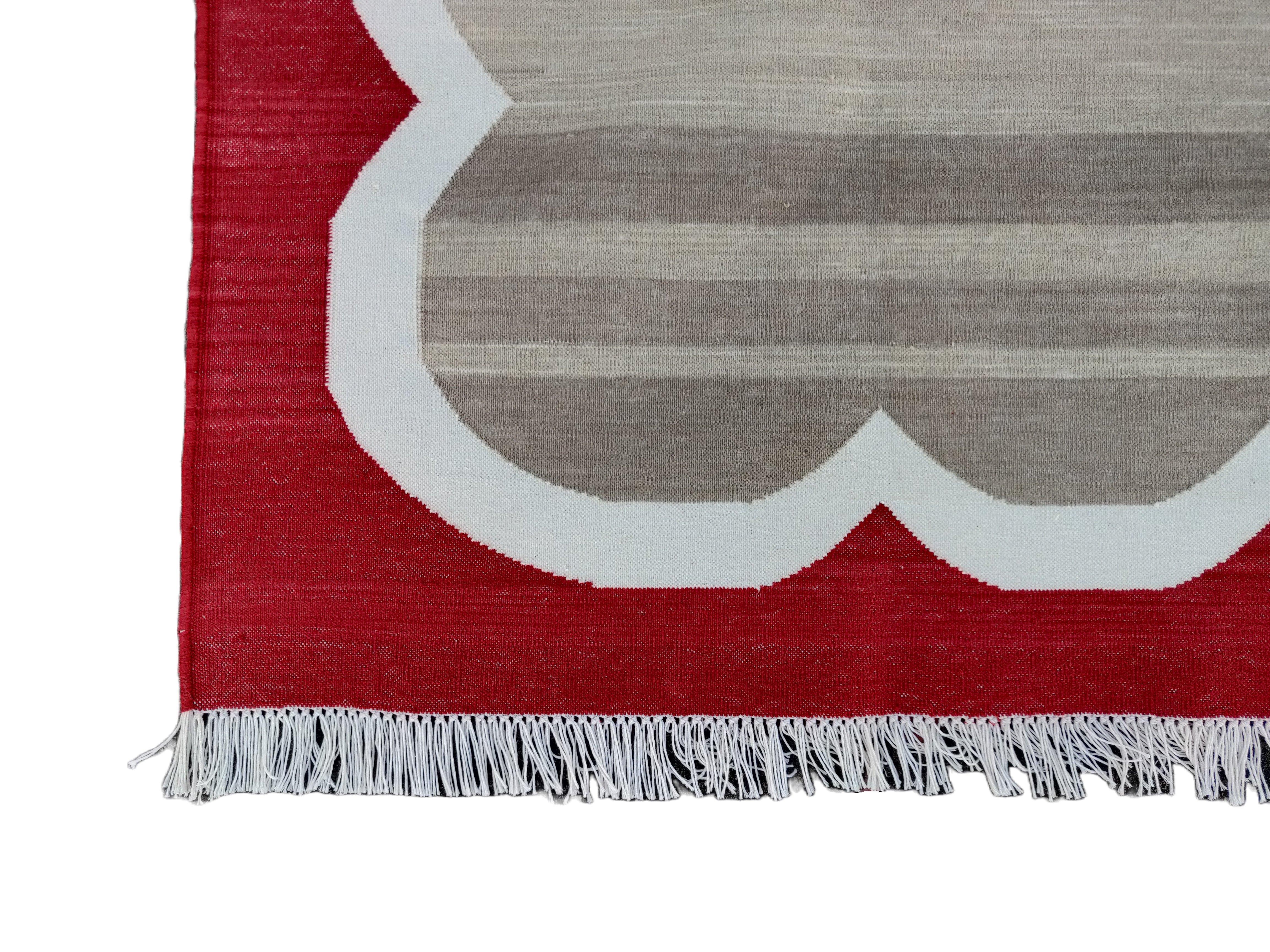 Handmade Cotton Area Flat Weave Rug, 5x8 Beige And Red Scalloped Indian Dhurrie For Sale 2
