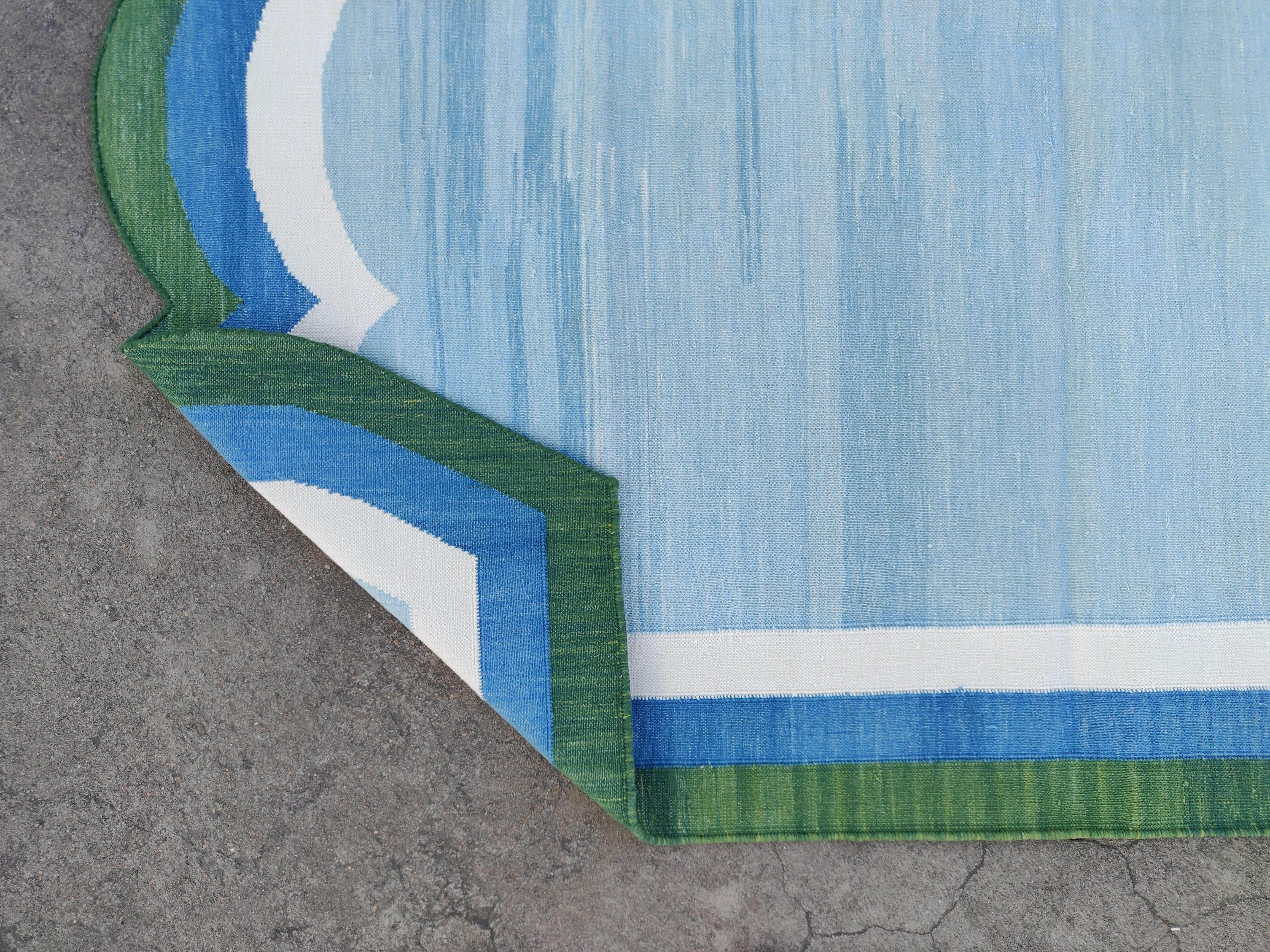Handgefertigter flacher Baumwollteppich mit Flachgewebe, 5x8 Blauer und grüner Wellenschliff indischer Dhurrie im Angebot 2