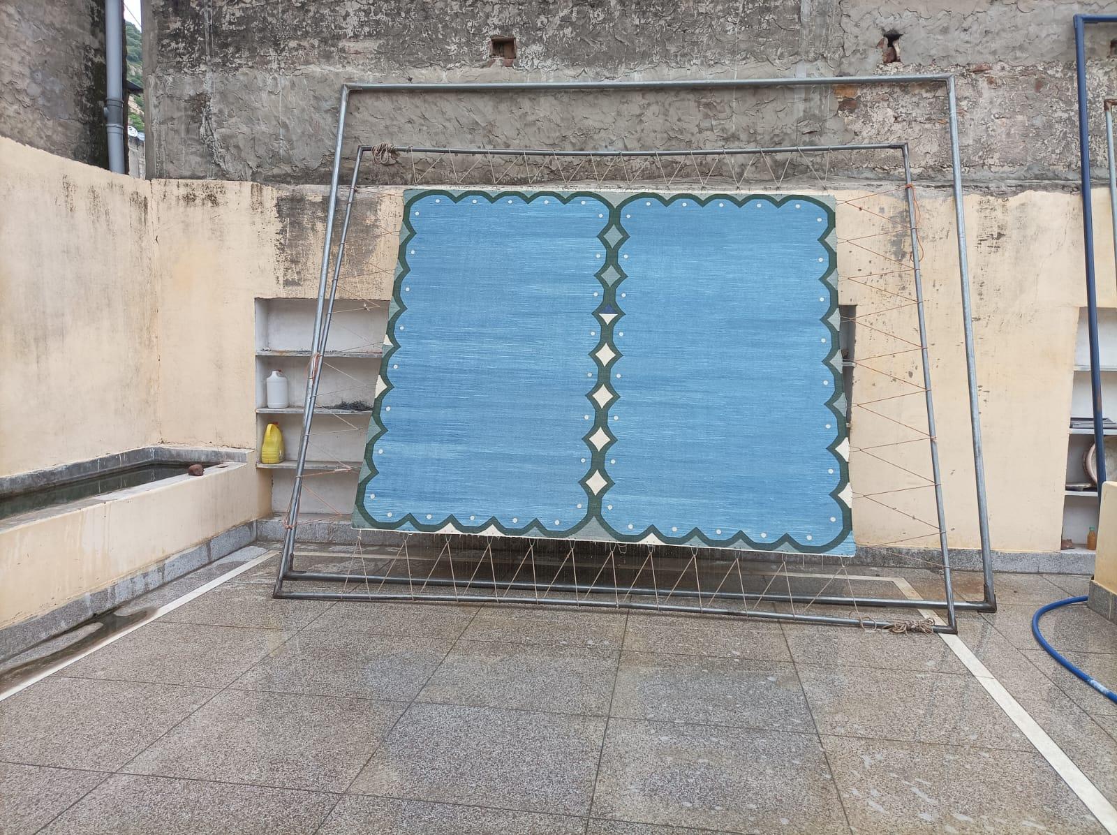 Handgefertigter flacher Baumwollteppich mit Flachgewebe, 5x8 Blauer und grüner Wellenschliff indischer Dhurrie im Angebot 4