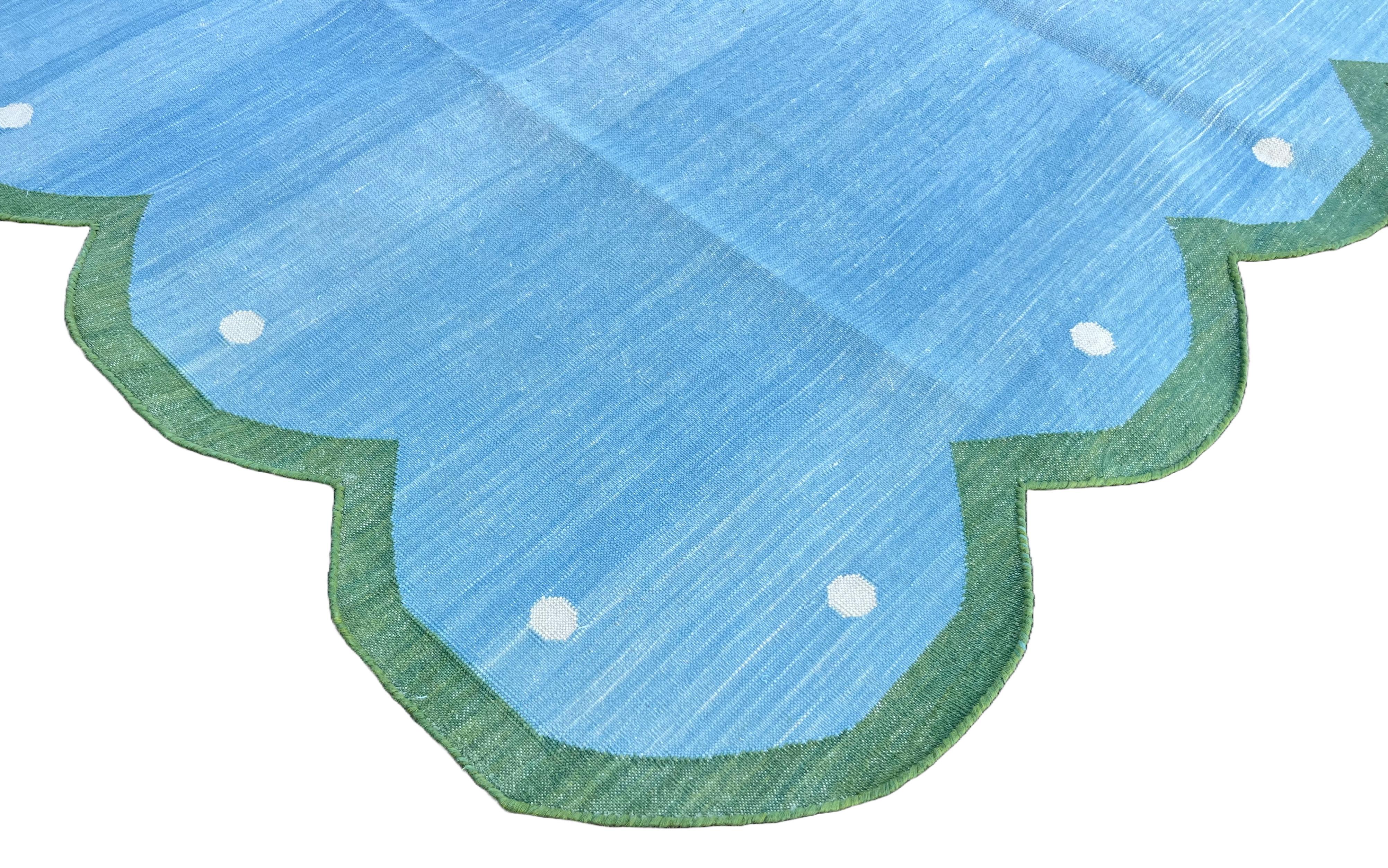 Baumwolle Vegetable Dyed Sky Blue & Forest Green Four Sided Scalloped Rug-5'x8' (Scallops läuft auf allen 4 Seiten)

Diese speziellen flachgewebten Dhurries werden aus 15-fachem Garn aus 100% Baumwolle handgewebt. Aufgrund der speziellen