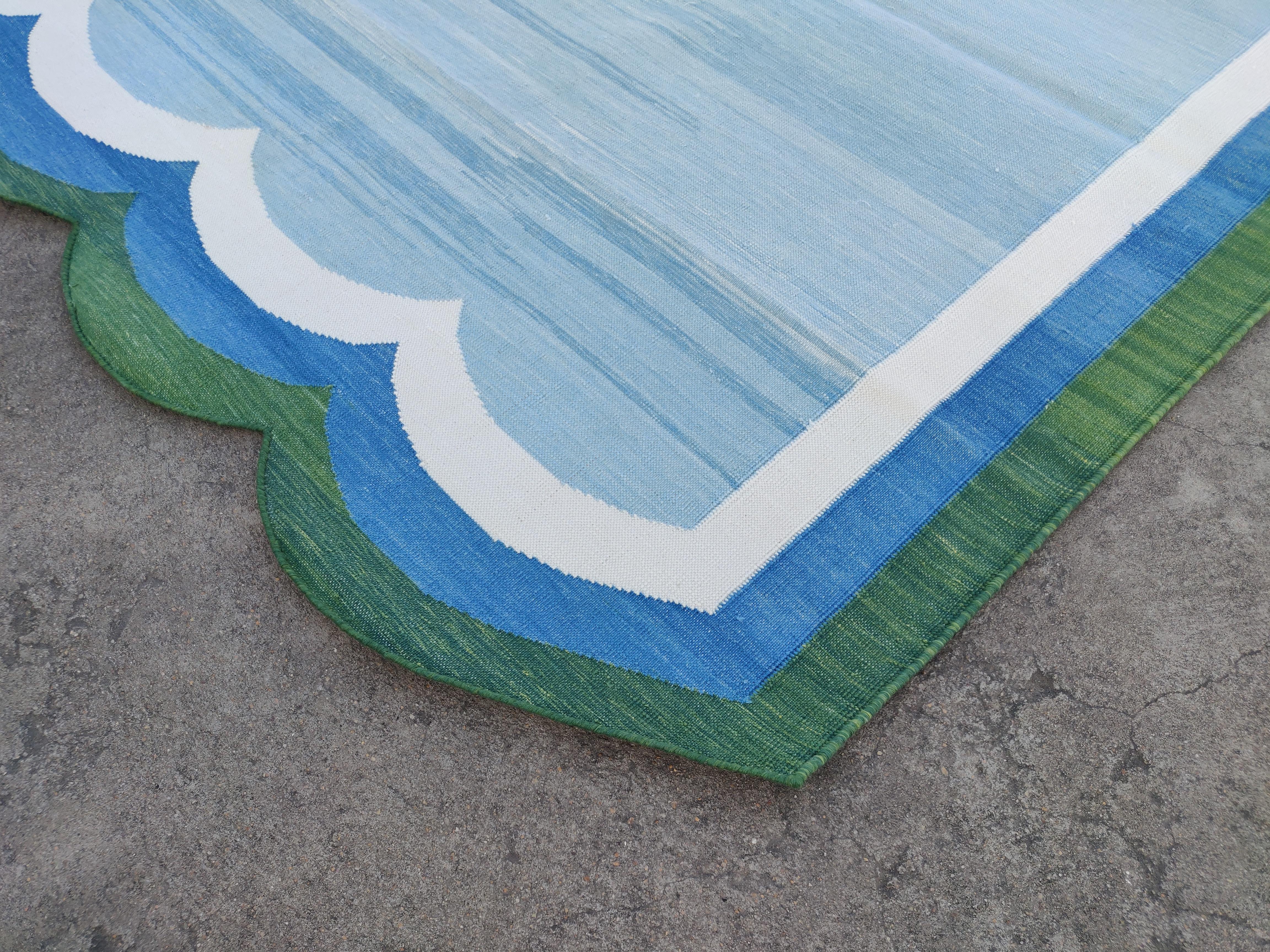 Handgefertigter flacher Baumwollteppich mit Flachgewebe, 5x8 Blauer und grüner Wellenschliff indischer Dhurrie (Moderne der Mitte des Jahrhunderts) im Angebot