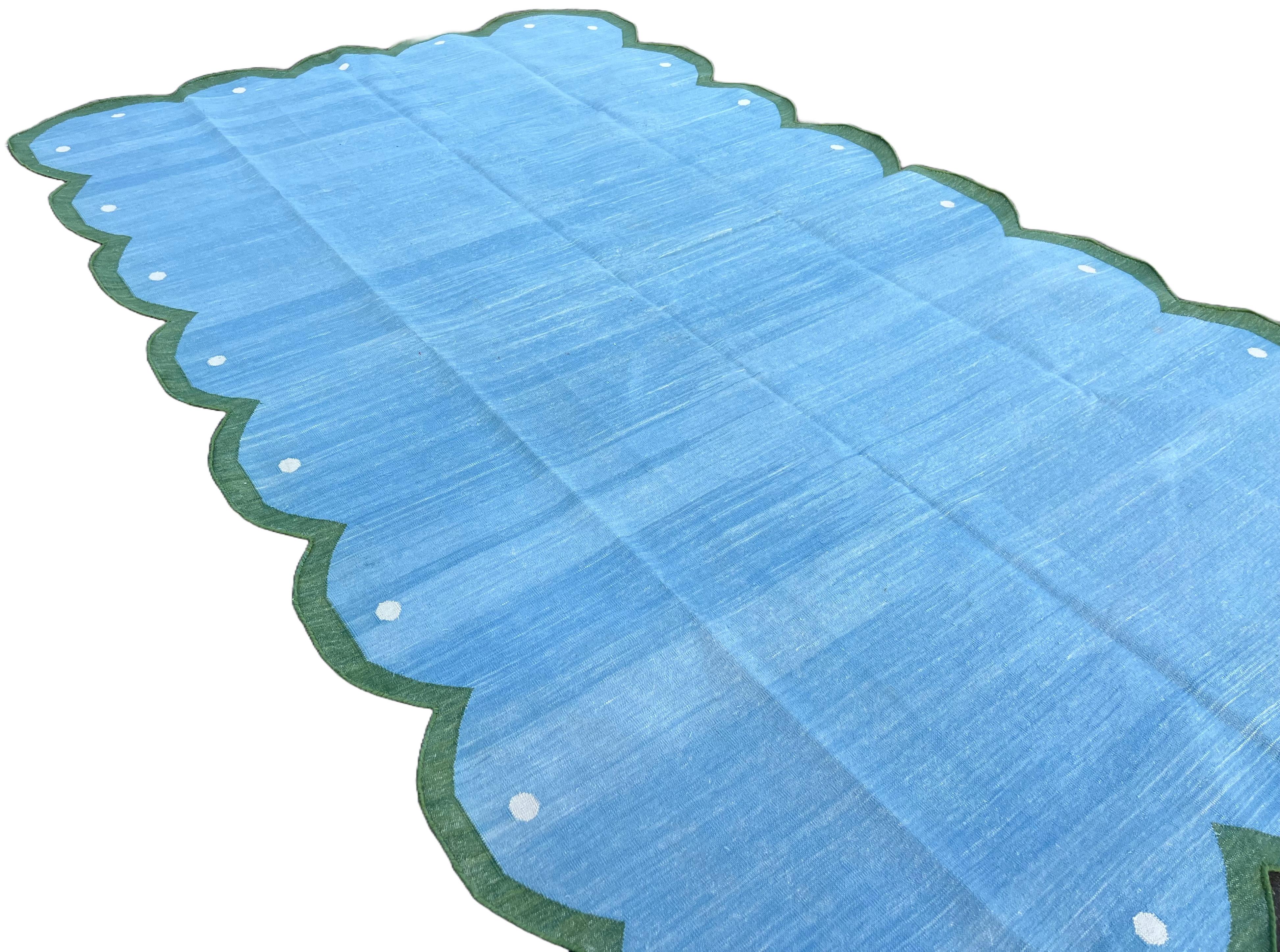 Handgefertigter flacher Baumwollteppich mit Flachgewebe, 5x8 Blauer und grüner Wellenschliff indischer Dhurrie (Indisch) im Angebot