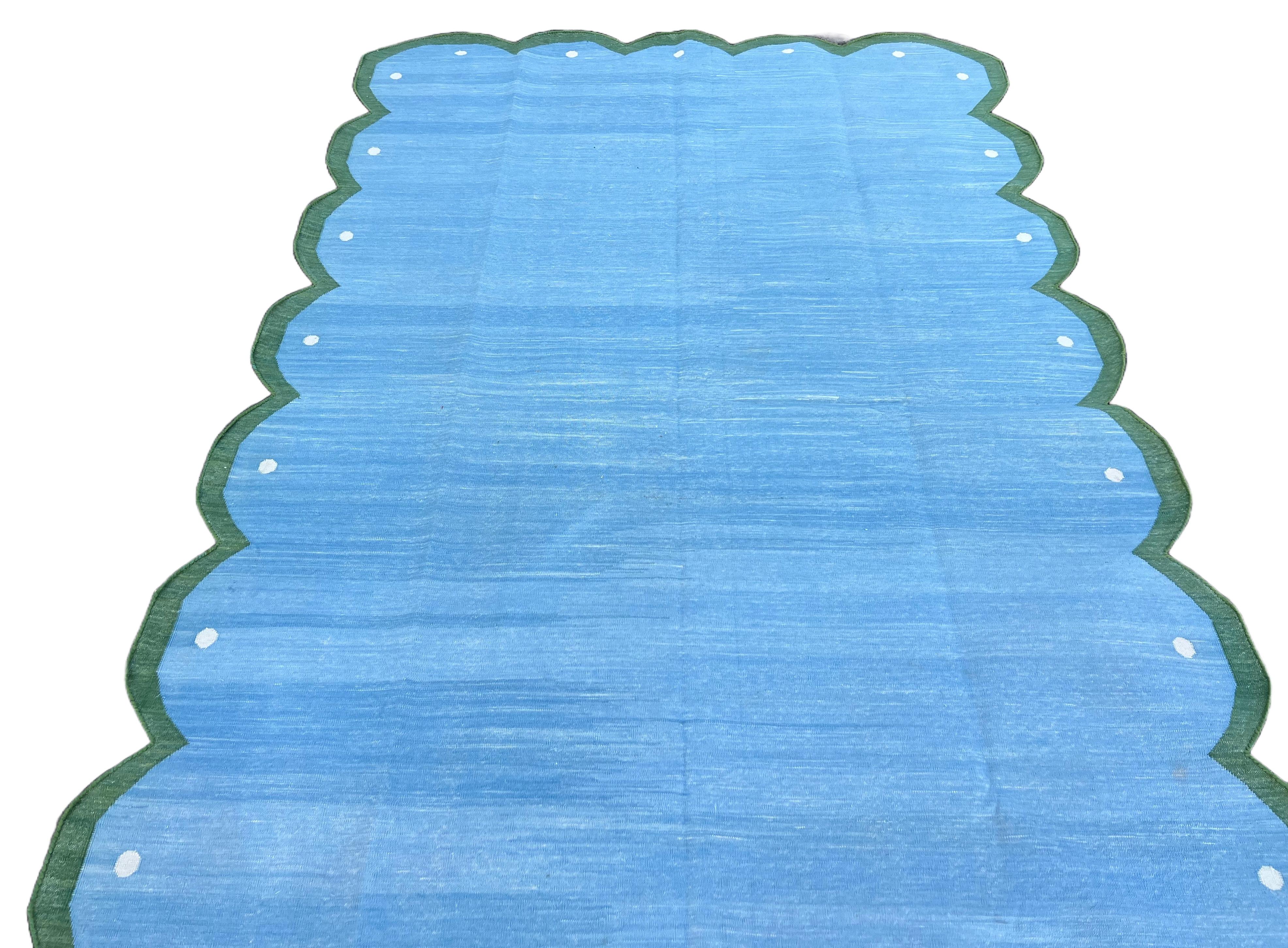 Handgefertigter flacher Baumwollteppich mit Flachgewebe, 5x8 Blauer und grüner Wellenschliff indischer Dhurrie im Zustand „Neu“ im Angebot in Jaipur, IN