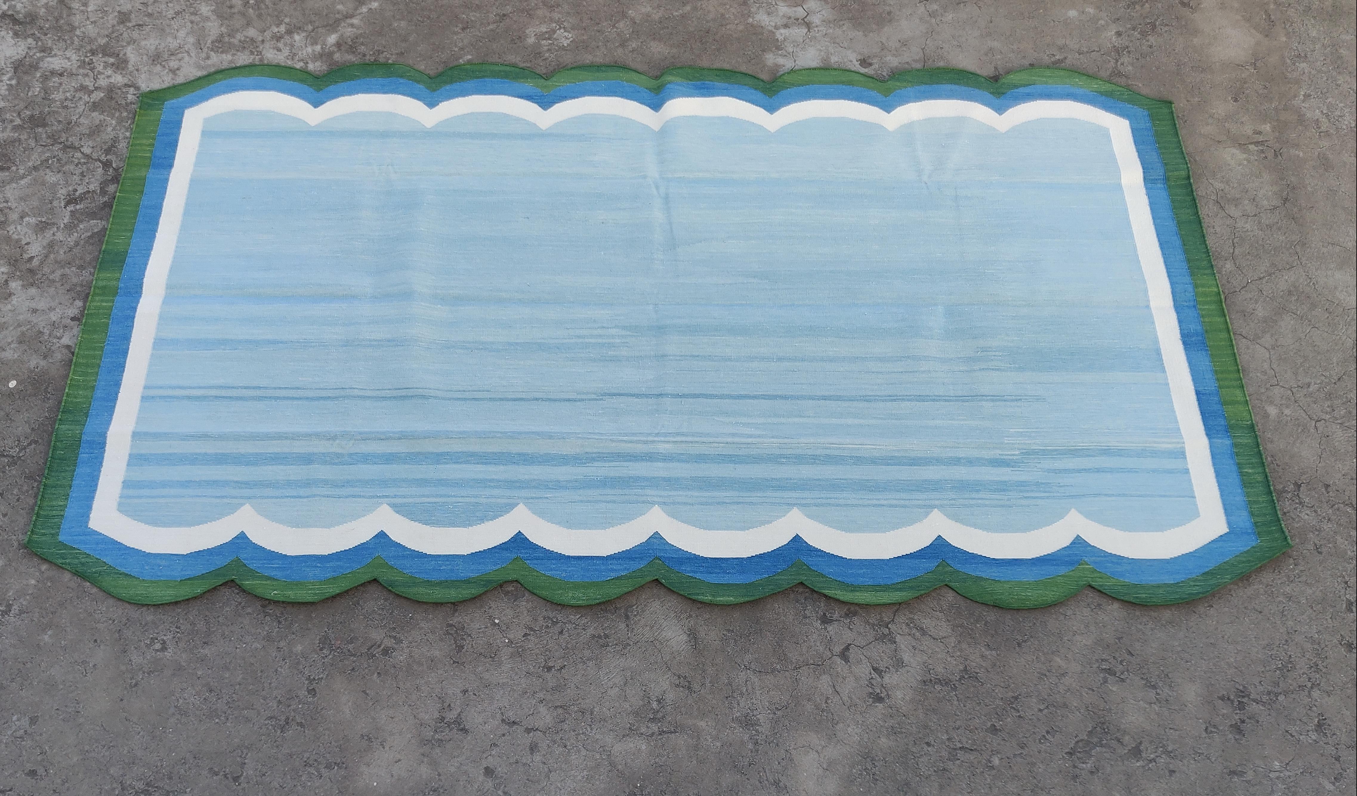 Handgefertigter flacher Baumwollteppich mit Flachgewebe, 5x8 Blauer und grüner Wellenschliff indischer Dhurrie (Baumwolle) im Angebot