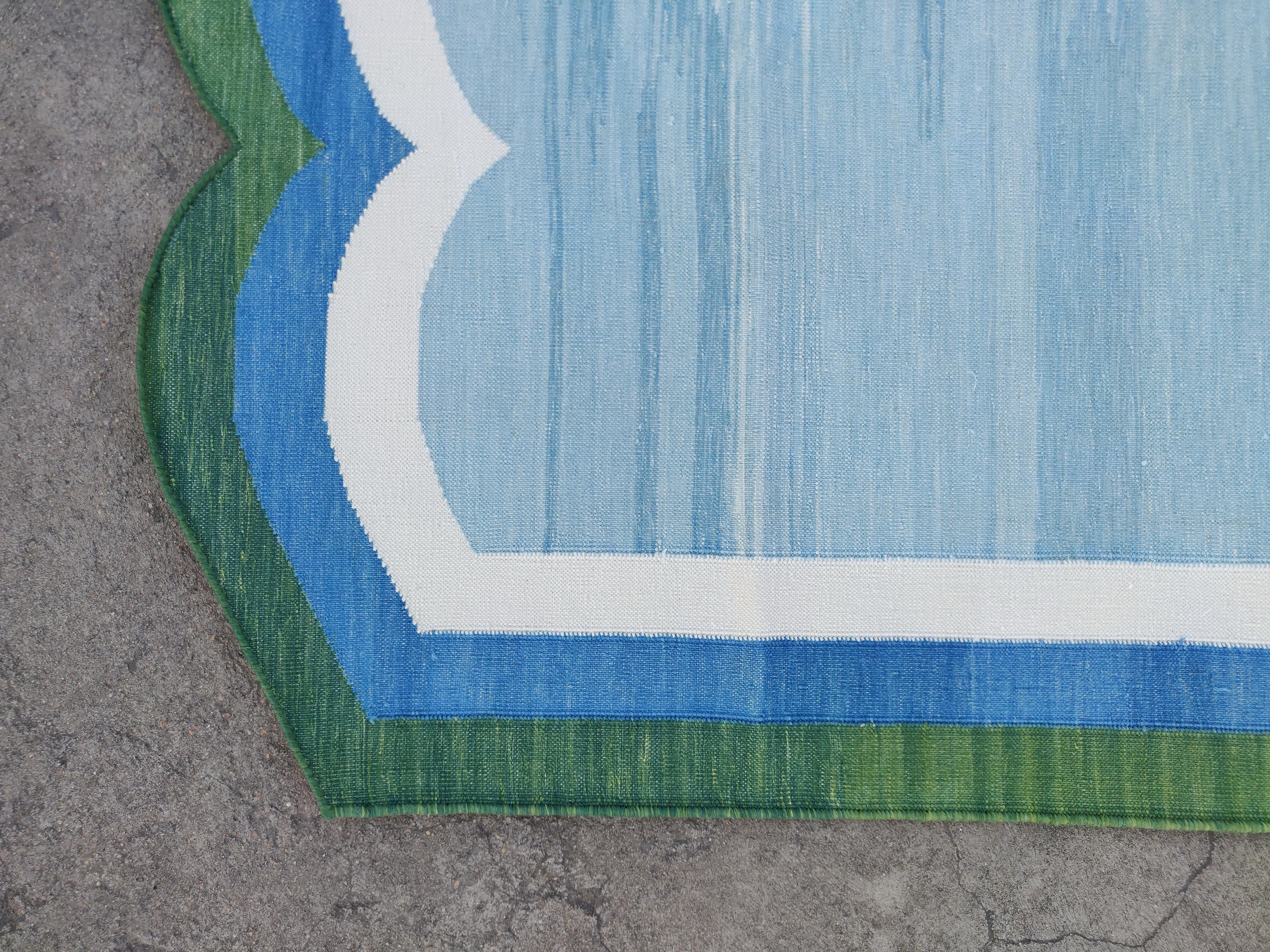 Handgefertigter flacher Baumwollteppich mit Flachgewebe, 5x8 Blauer und grüner Wellenschliff indischer Dhurrie im Angebot 1