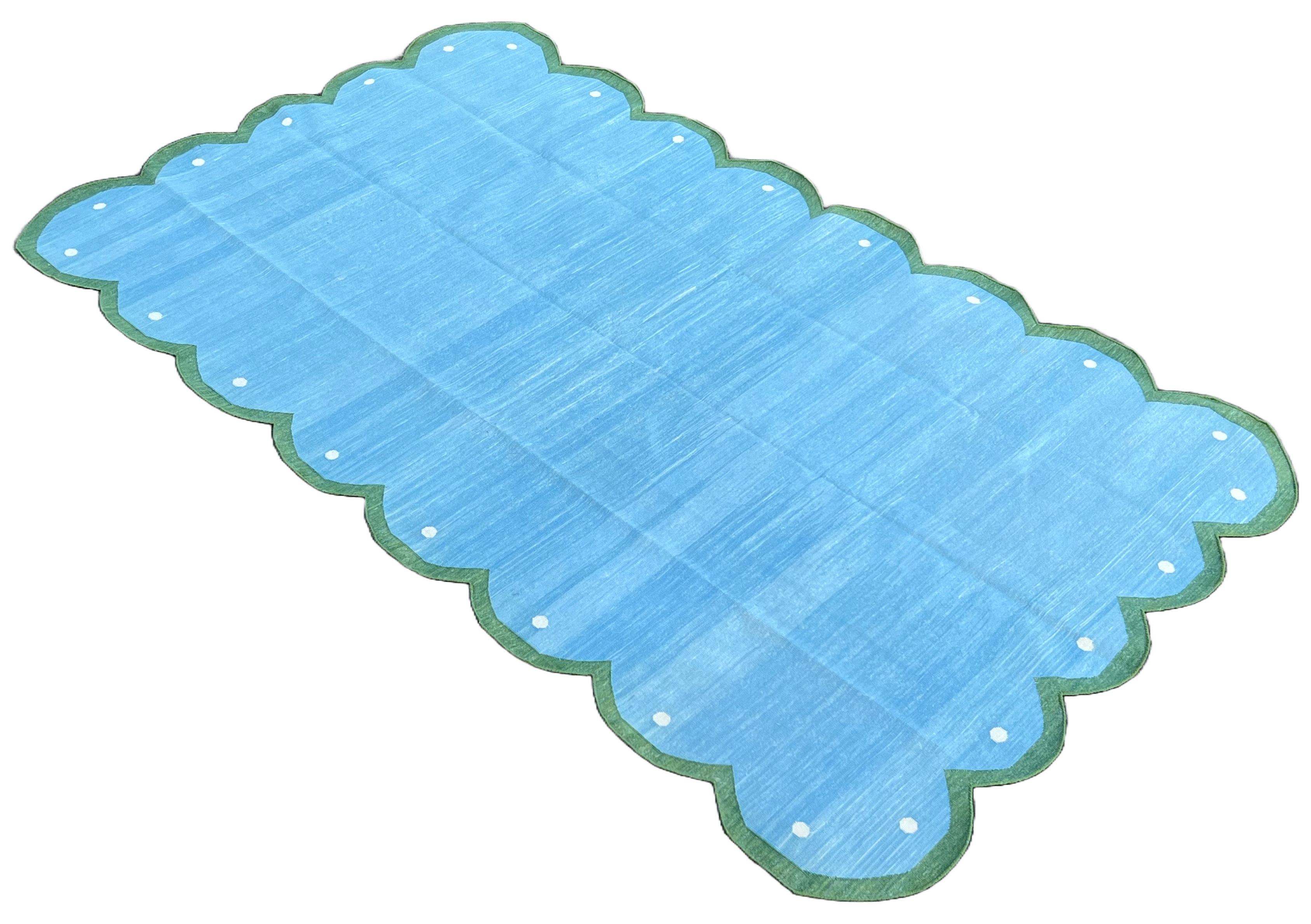 Handgefertigter flacher Baumwollteppich mit Flachgewebe, 5x8 Blauer und grüner Wellenschliff indischer Dhurrie im Angebot 1