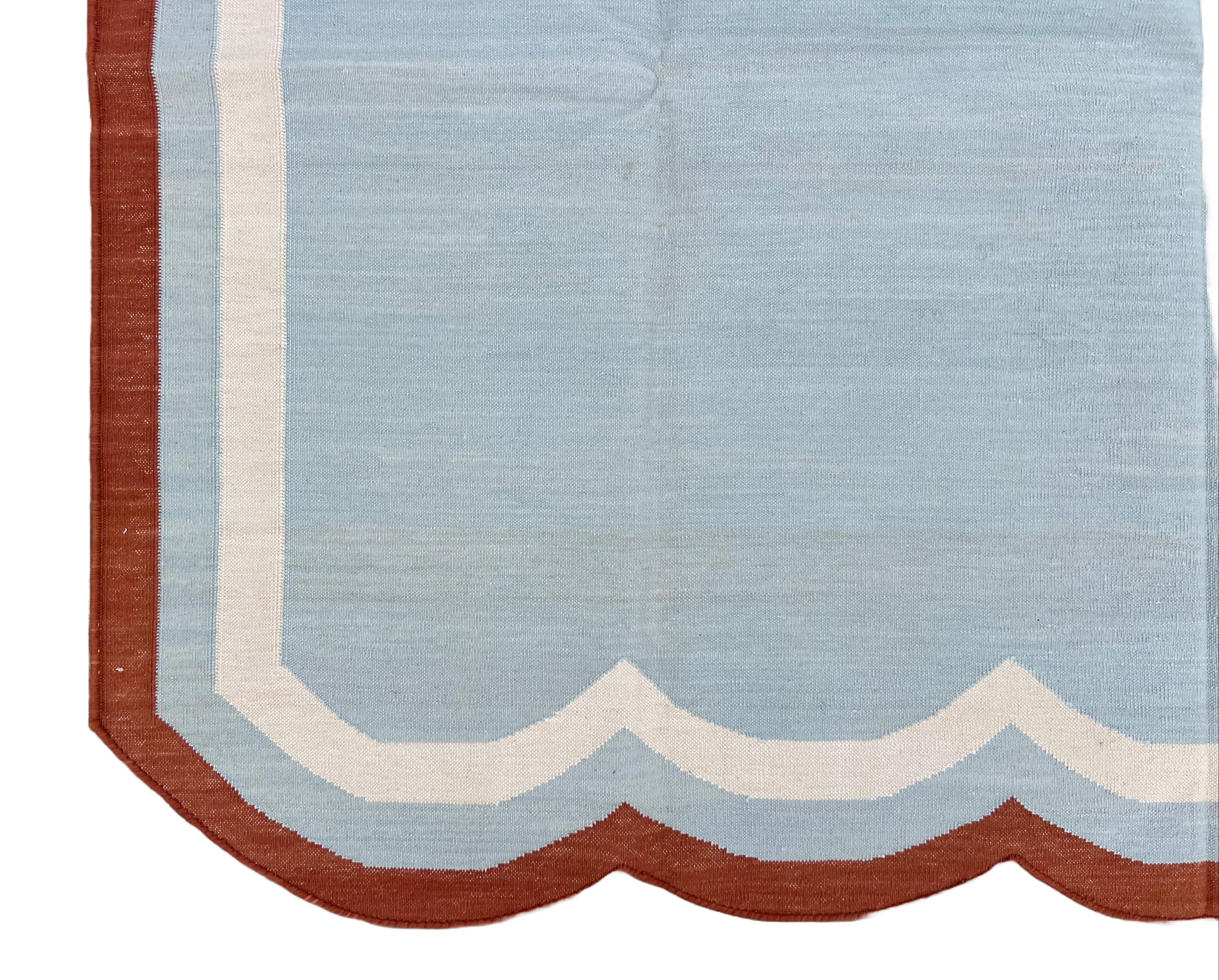 Hand-Woven Handmade Cotton Area Flat Weave Rug, 5x8 Blue And Red Scalloped Indian Dhurrie For Sale