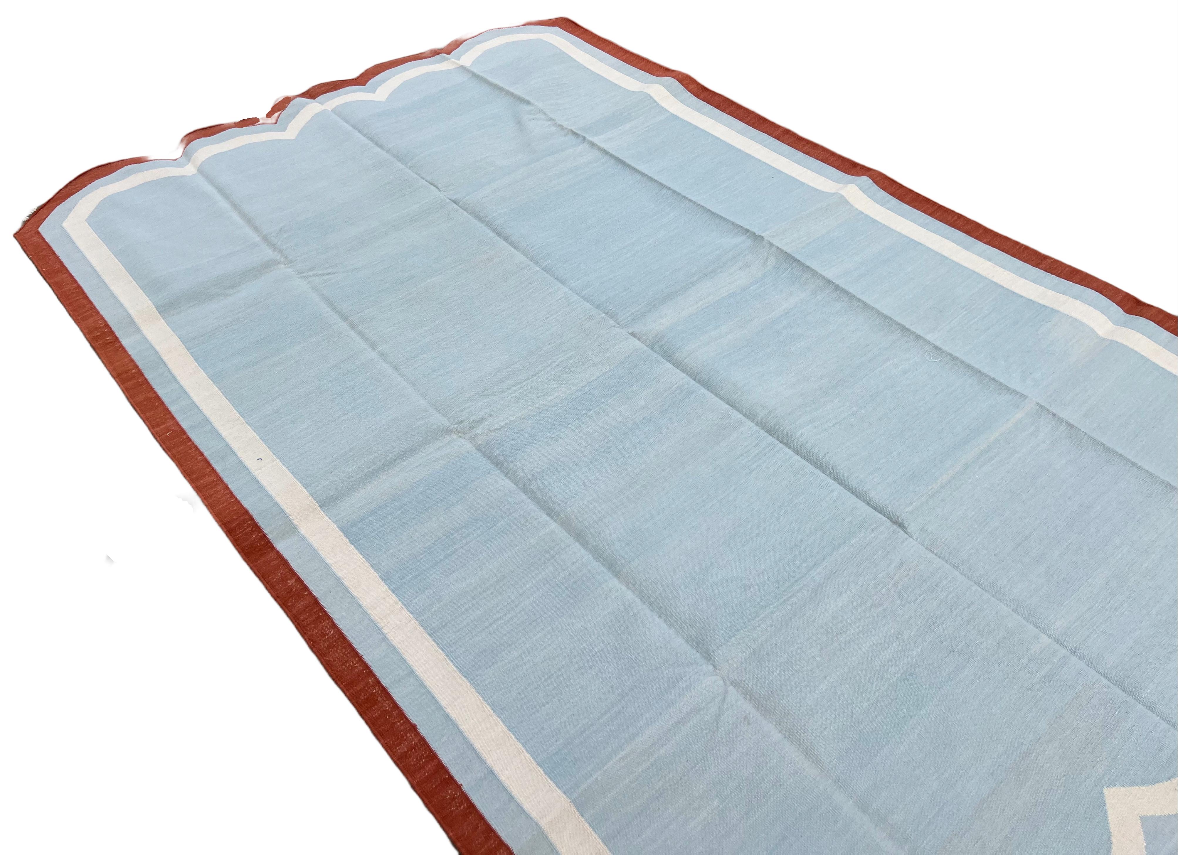 Handmade Cotton Area Flat Weave Rug, 5x8 Blue And Red Scalloped Indian Dhurrie For Sale 1