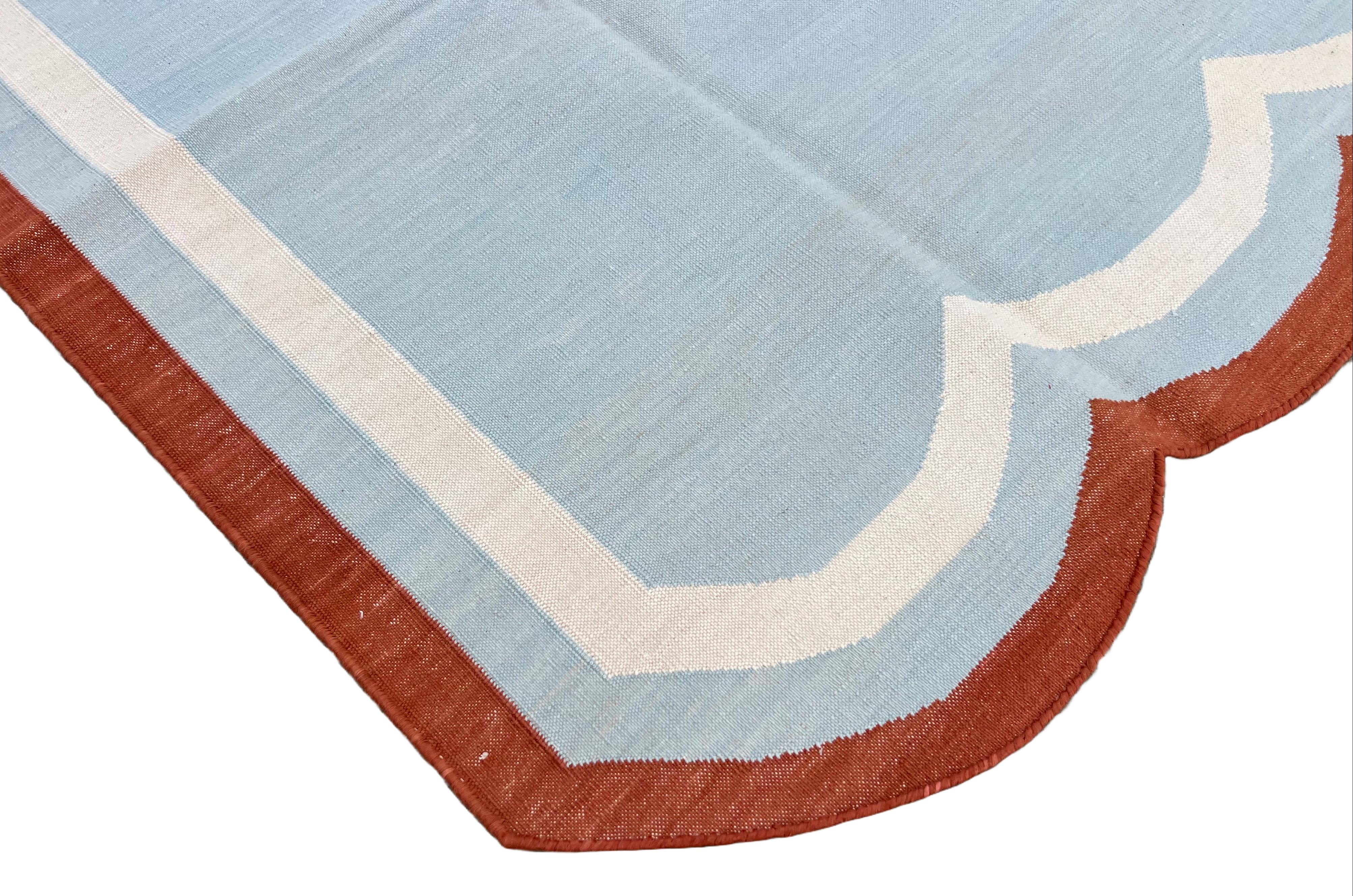 Handmade Cotton Area Flat Weave Rug, 5x8 Blue And Red Scalloped Indian Dhurrie For Sale 3