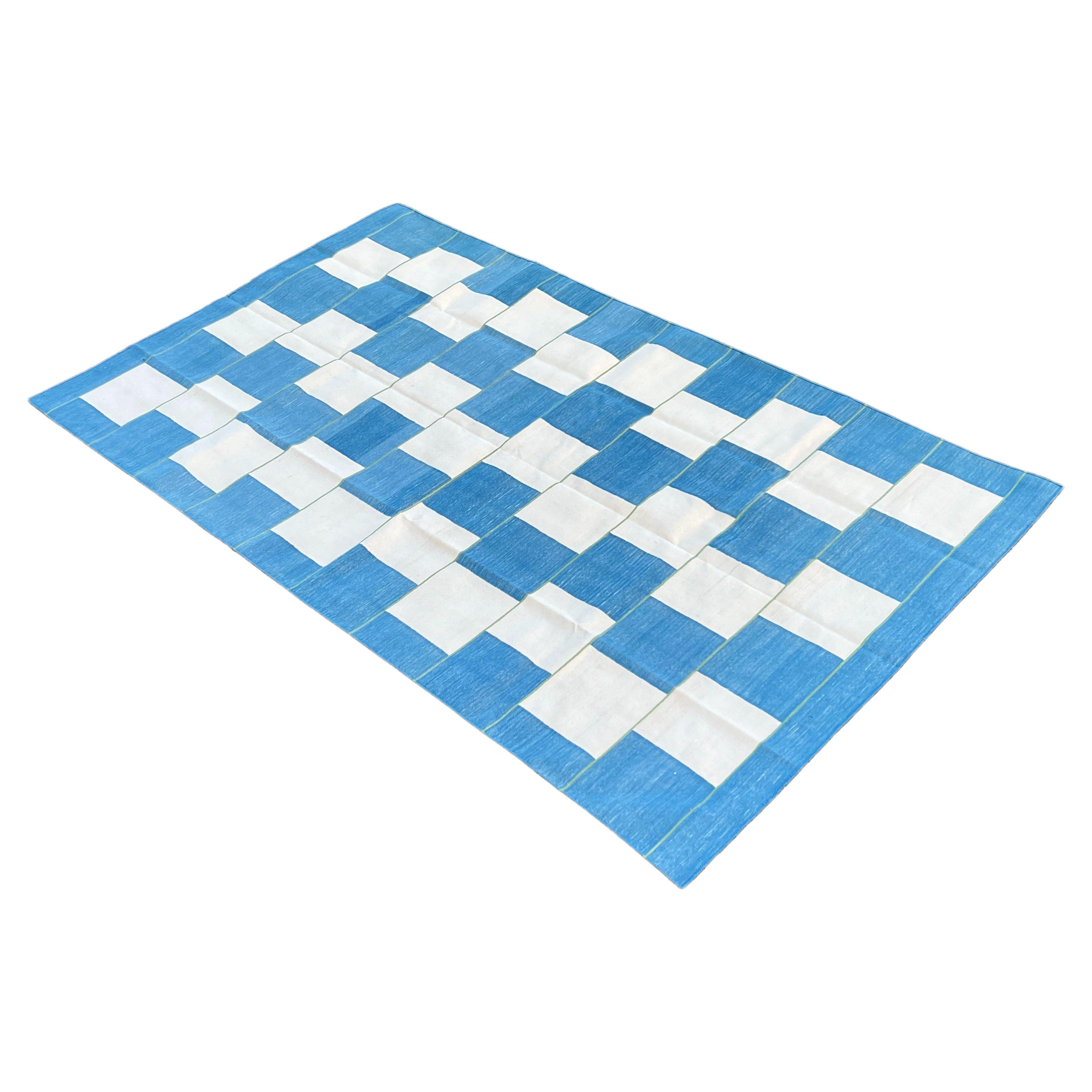 Handgefertigter Flachgewebe-Teppich aus Baumwolle, 5x8, blau-weiß karierter indischer Dhurrie