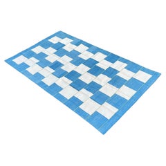 Tappeto a tessitura piatta in cotone fatto a mano, 5x8 a quadretti blu e bianchi, indiano Dhurrie