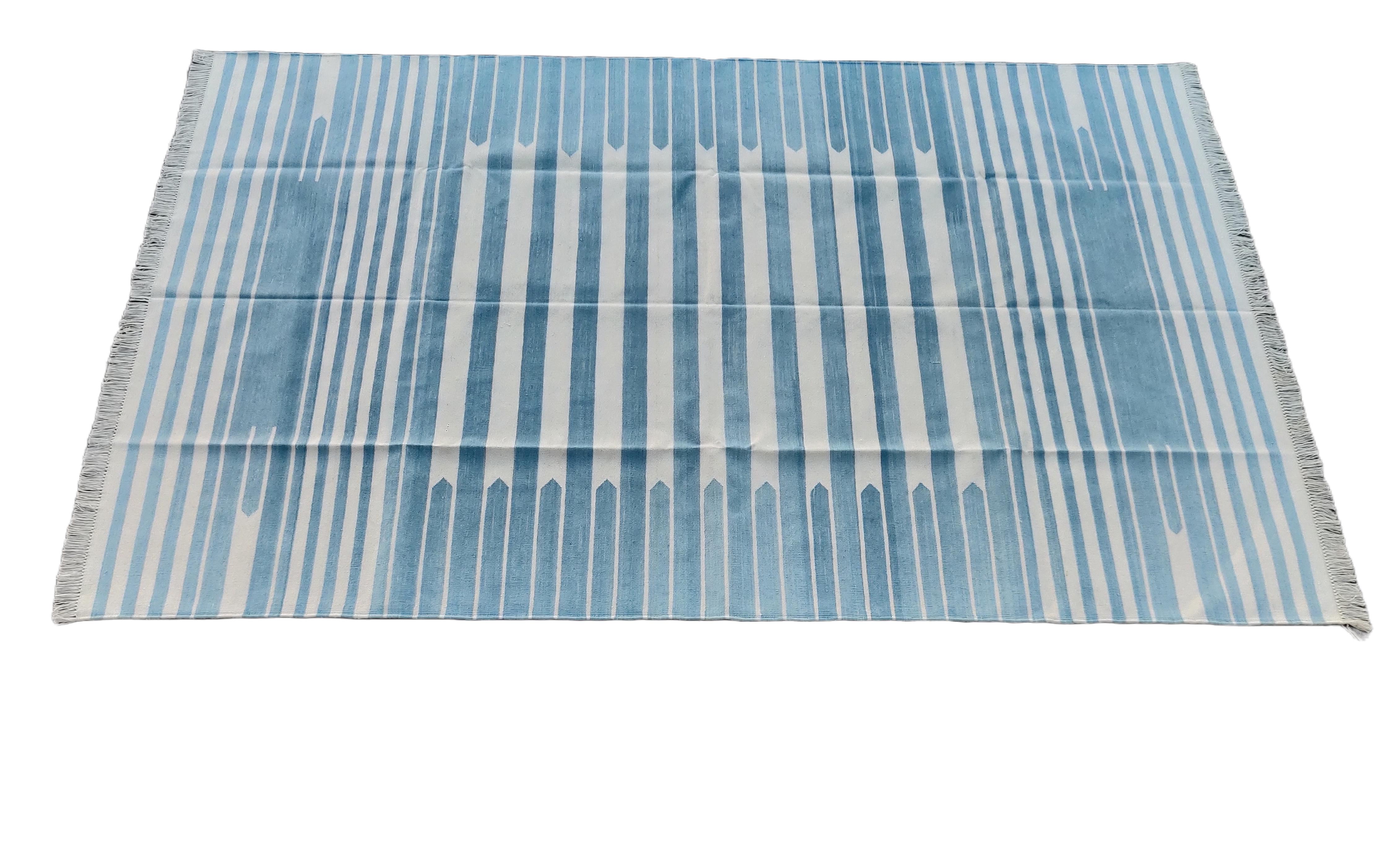 Handgefertigter flacher Baumwollteppich mit Flachgewebe, 5x8 Blau und Weiß gestreifter indischer Dhurrie im Angebot 3