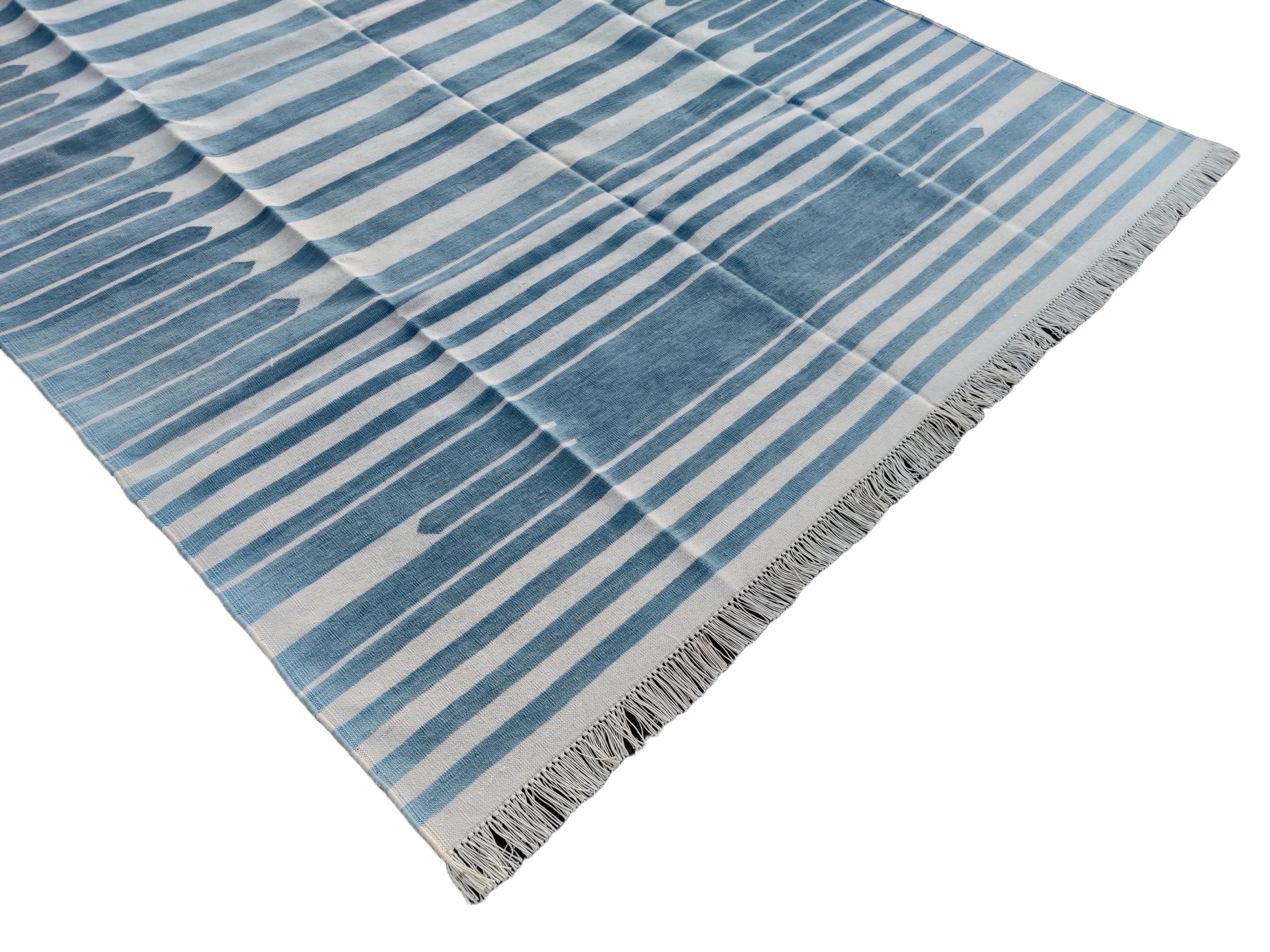Handgefertigter flacher Baumwollteppich mit Flachgewebe, 5x8 Blau und Weiß gestreifter indischer Dhurrie (Handgewebt) im Angebot
