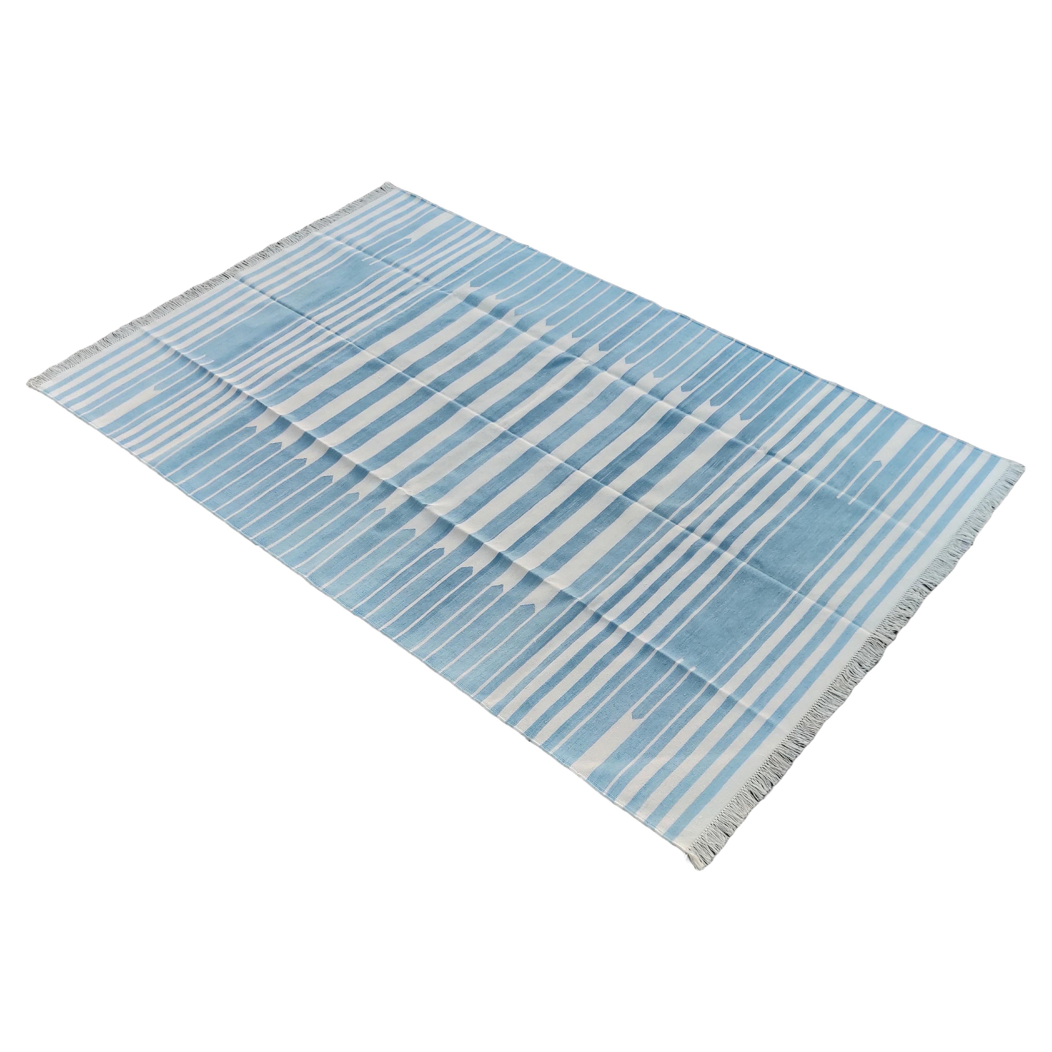 Handgefertigter flacher Baumwollteppich mit Flachgewebe, 5x8 Blau und Weiß gestreifter indischer Dhurrie im Angebot