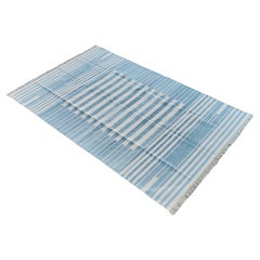Handgefertigter flacher Baumwollteppich mit Flachgewebe, 5x8 Blau und Weiß gestreifter indischer Dhurrie