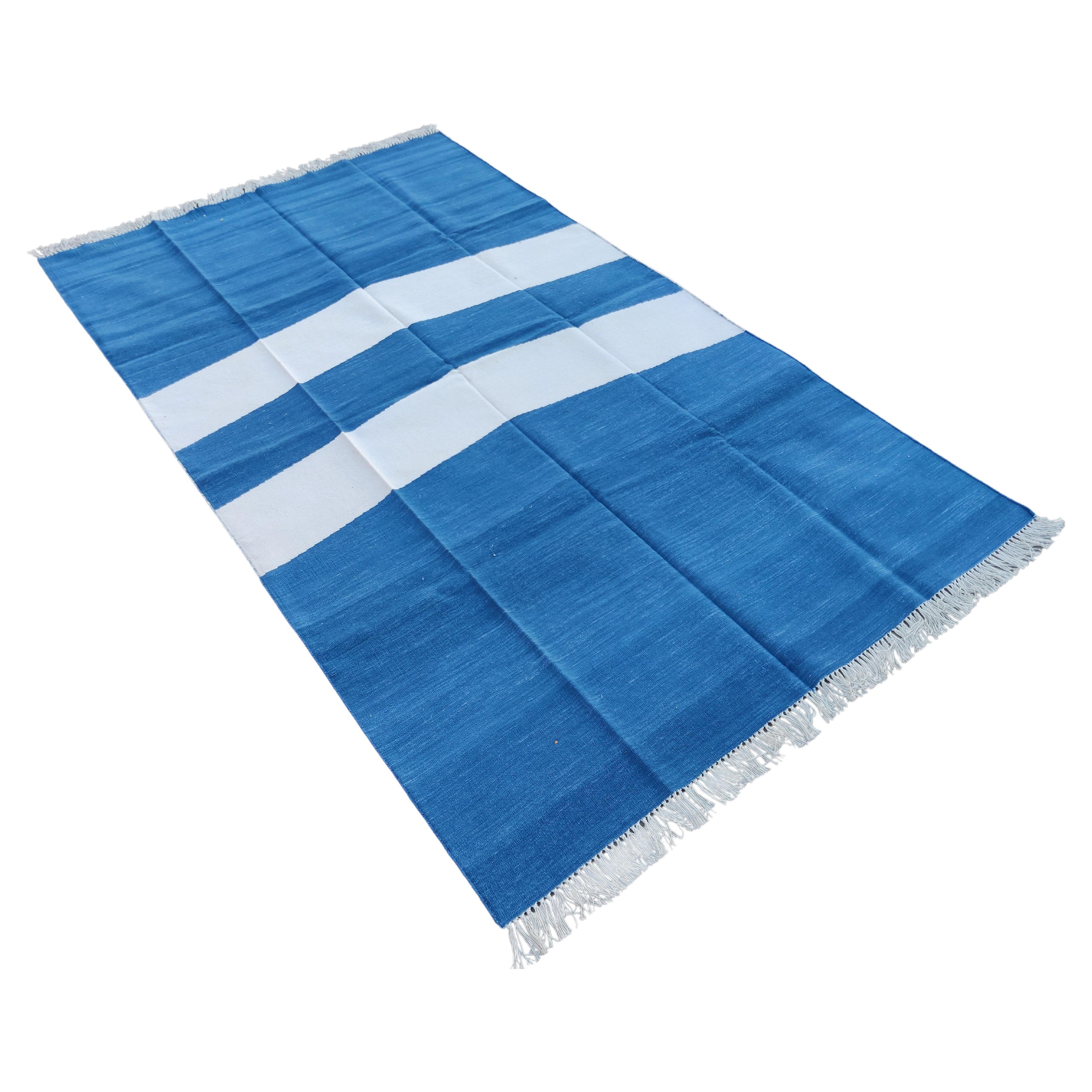 Handgefertigter flacher Baumwollteppich mit Flachgewebe, 5x8 Blau und Weiß gestreifter indischer Dhurrie