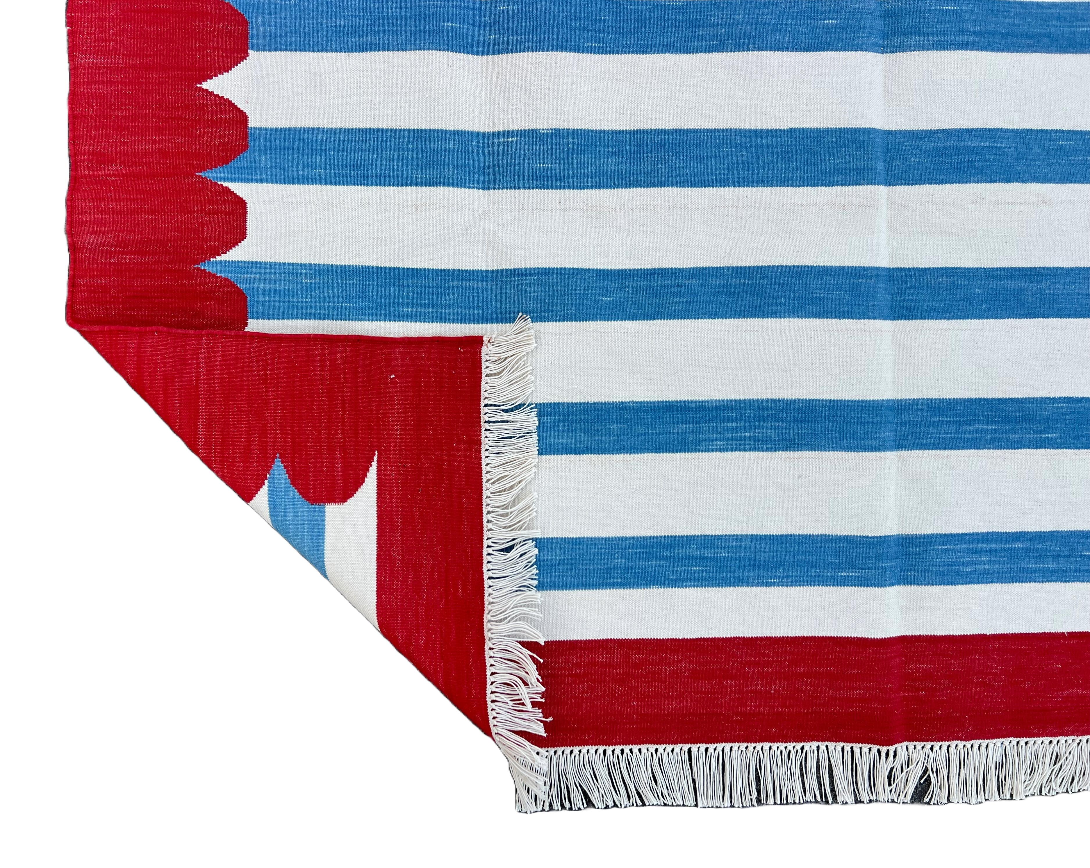 Handgefertigter Flachgewebe-Teppich aus Baumwolle, 5x8 Blau, Weiß, Rot gestreift Indischer Dhurrie im Angebot 4