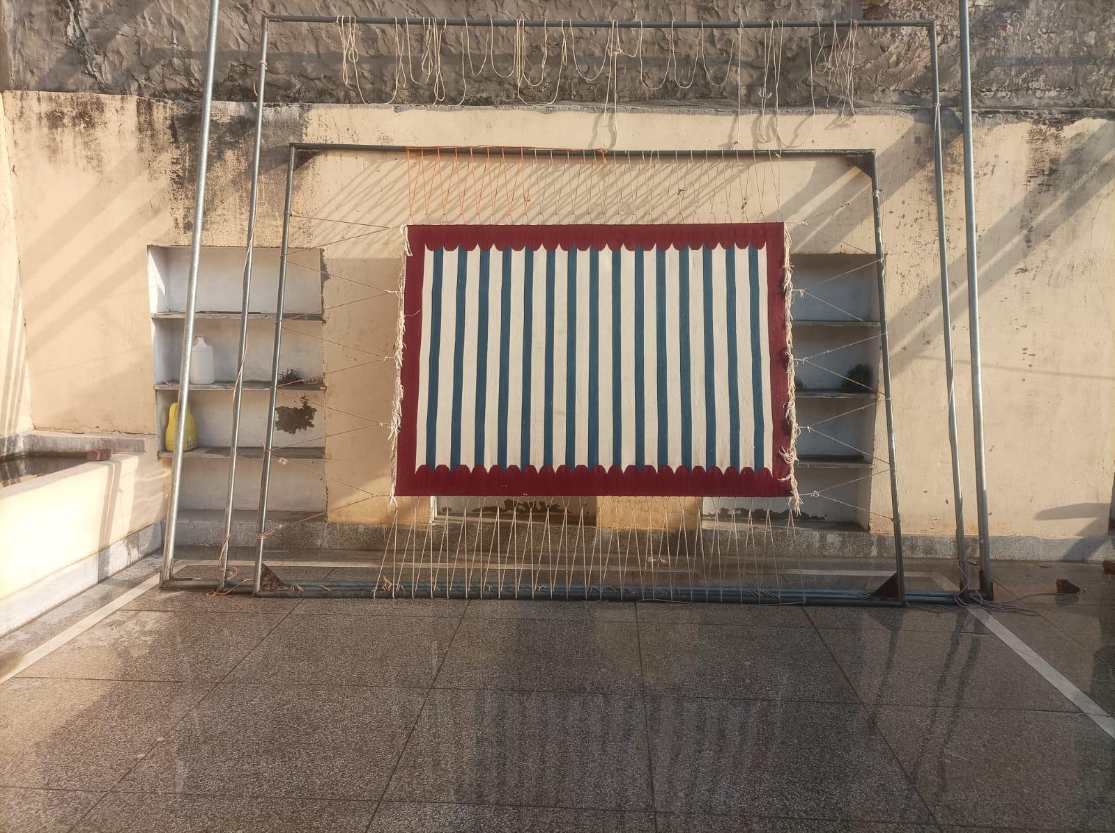 Handgefertigter Flachgewebe-Teppich aus Baumwolle, 5x8 Blau, Weiß, Rot gestreift Indischer Dhurrie im Angebot 6