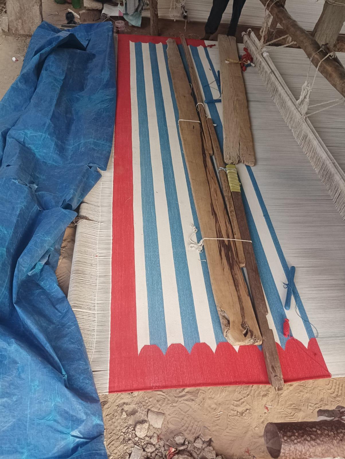 Handgefertigter Flachgewebe-Teppich aus Baumwolle, 5x8 Blau, Weiß, Rot gestreift Indischer Dhurrie im Angebot 7