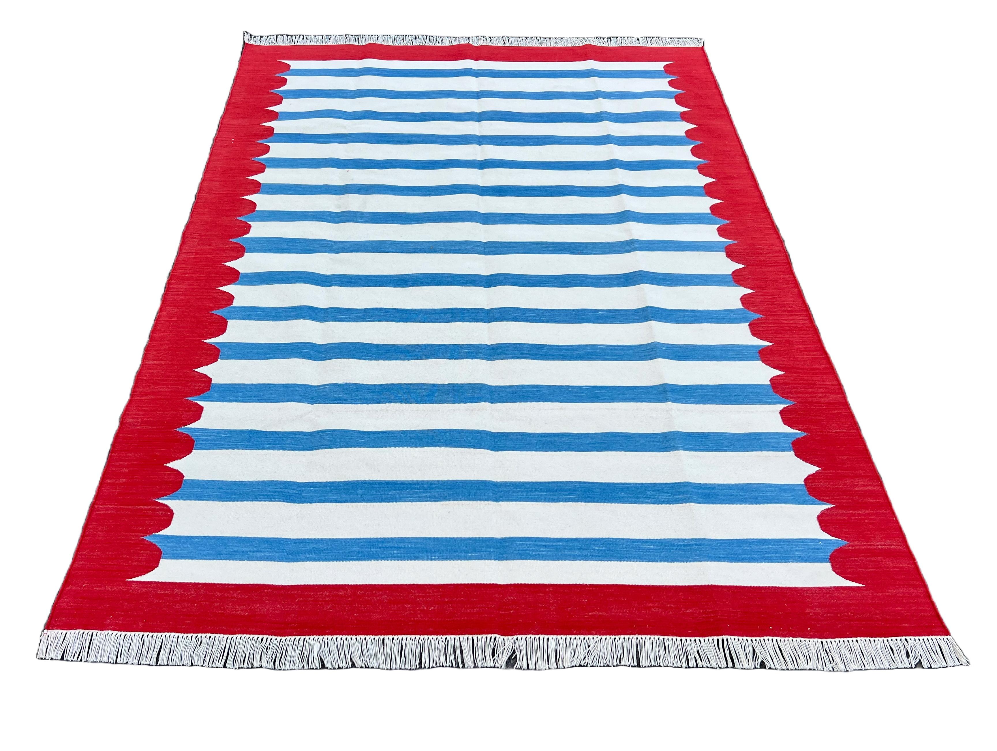 Handgefertigter Flachgewebe-Teppich aus Baumwolle, 5x8 Blau, Weiß, Rot gestreift Indischer Dhurrie im Angebot 1