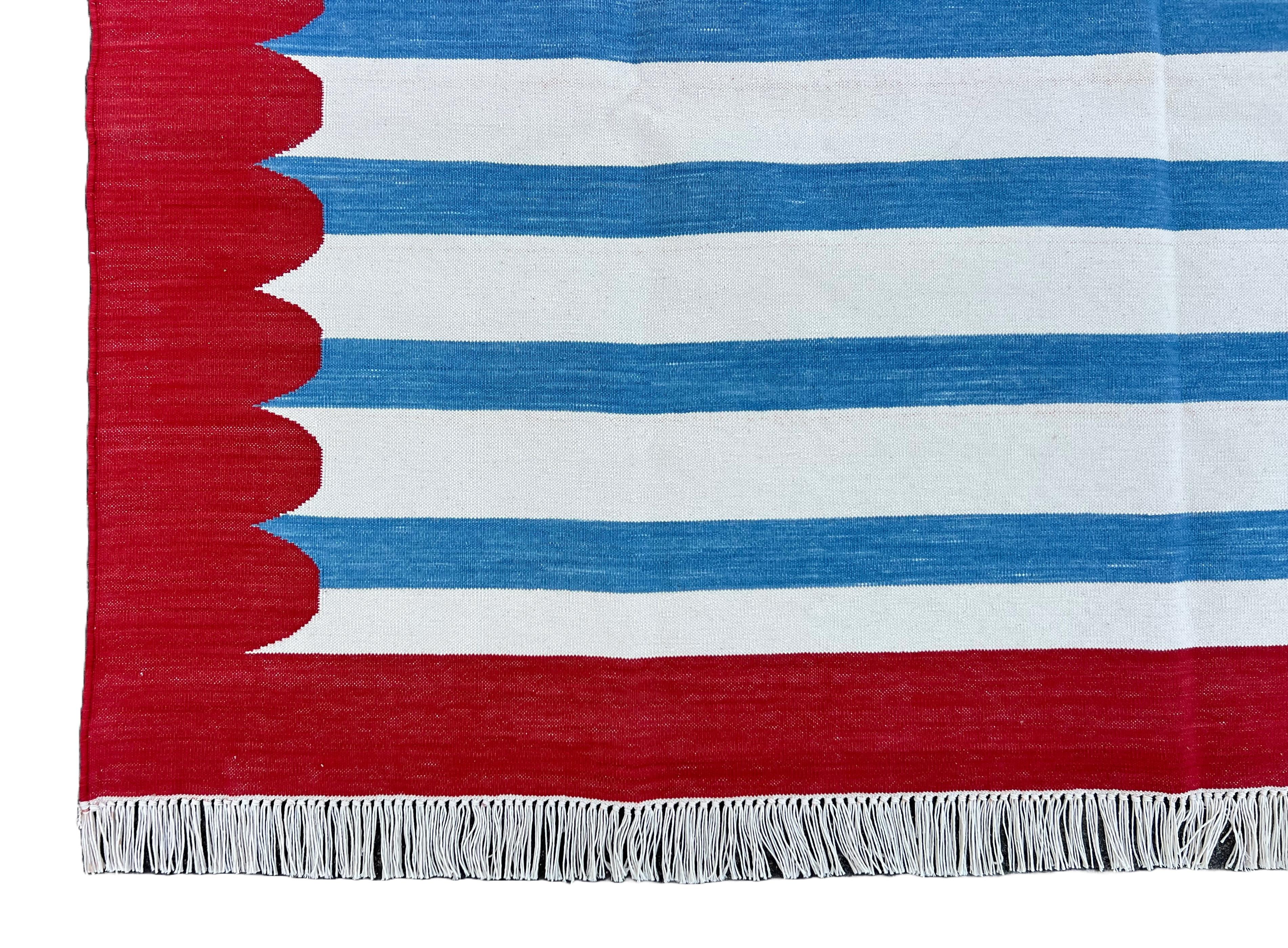 Handgefertigter Flachgewebe-Teppich aus Baumwolle, 5x8 Blau, Weiß, Rot gestreift Indischer Dhurrie im Angebot 3
