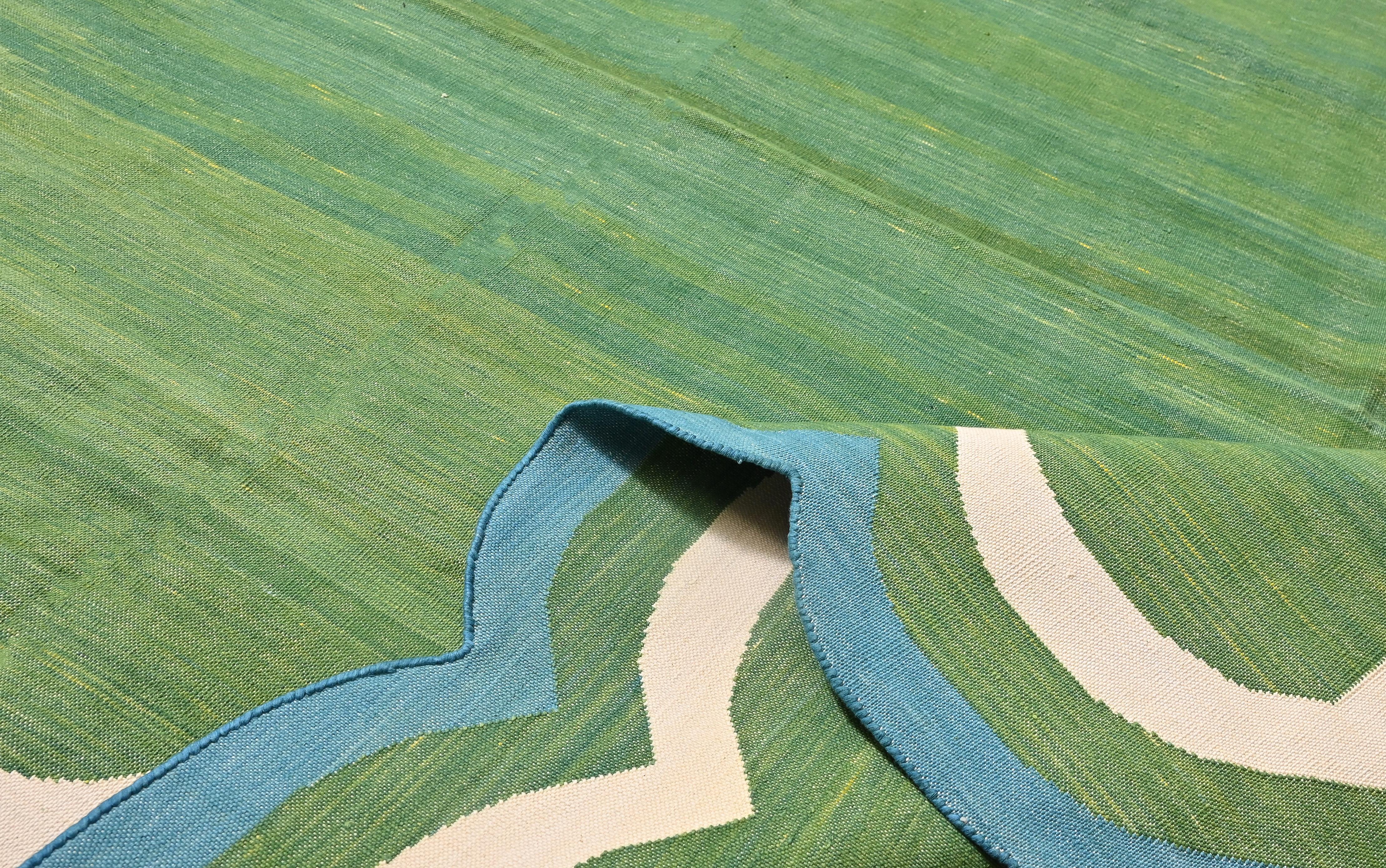 Baumwolle pflanzlich gefärbt Waldgrün, Creme und Teal Blau Zwei Seiten Scalloped Teppich-5'x8' 
(Jakobsmuscheln laufen auf allen 8 Fußseiten)
Diese speziellen flachgewebten Dhurries werden aus 15-fachem Garn aus 100% Baumwolle handgewebt. Aufgrund