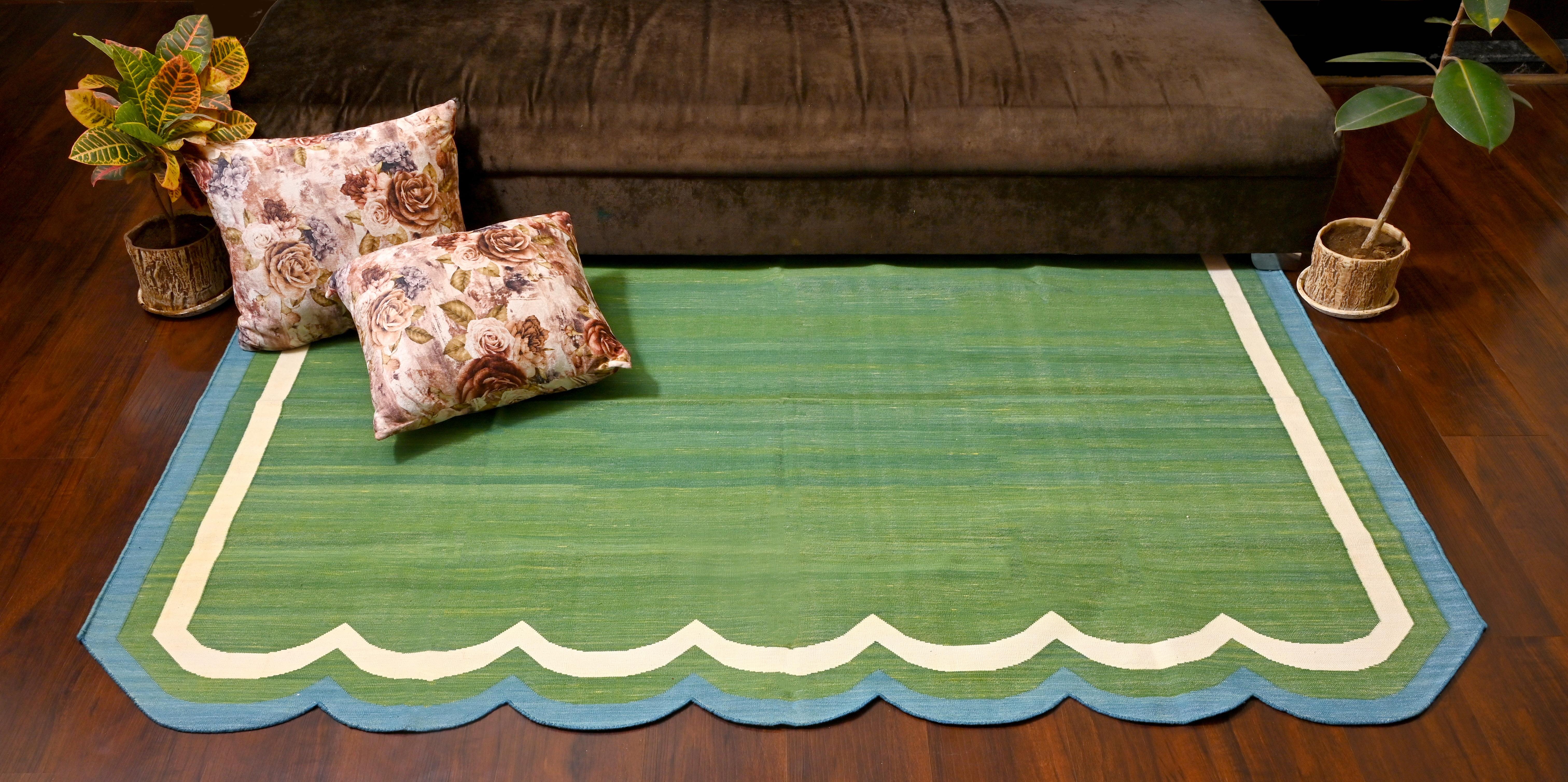 Handgefertigter Flachgewebe-Teppich aus Baumwolle, 5x8, grüner und blauer, gewellter Kelim Dhurrie mit Wellenschliff im Zustand „Neu“ im Angebot in Jaipur, IN