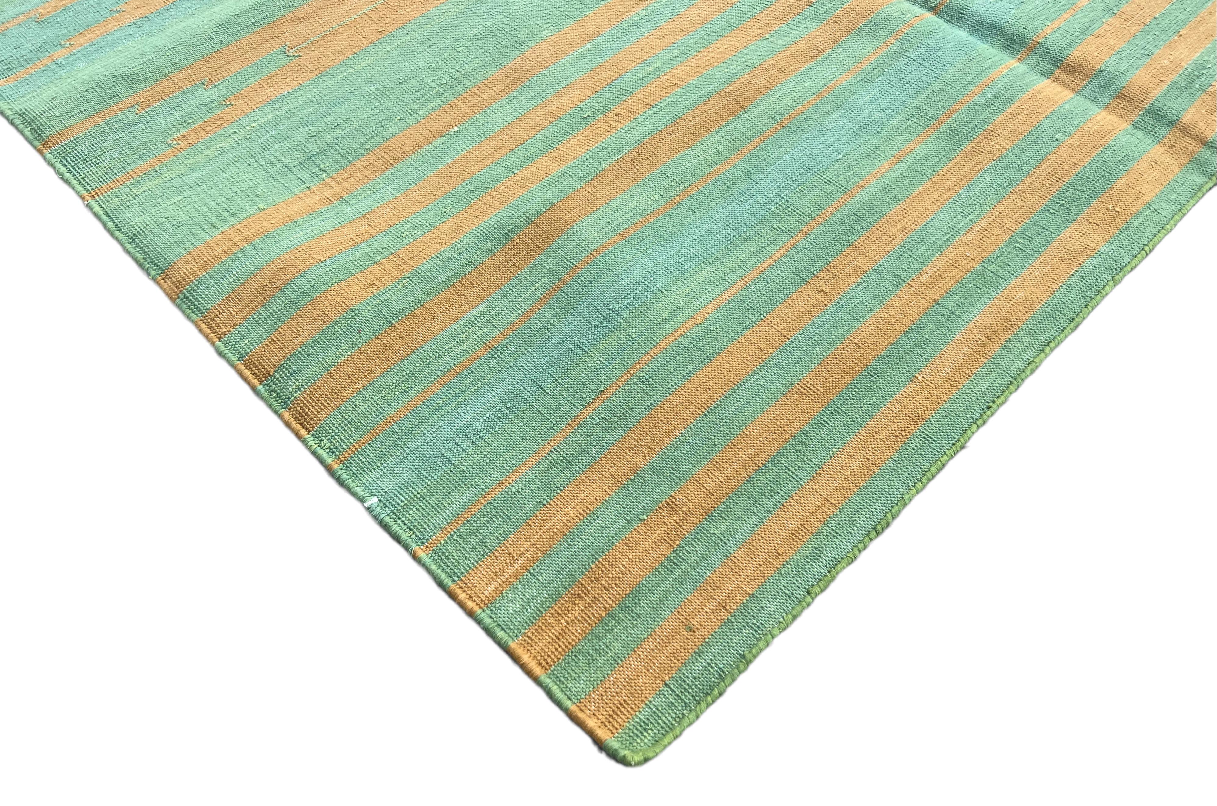 Baumwolle Gemüse gefärbt Grün und Senf gestreift Indische Dhurrie Teppich-5'x8' 

Diese speziellen flachgewebten Dhurries werden aus 15-fachem Garn aus 100% Baumwolle handgewebt. Aufgrund der speziellen Fertigungstechniken, die zur Herstellung