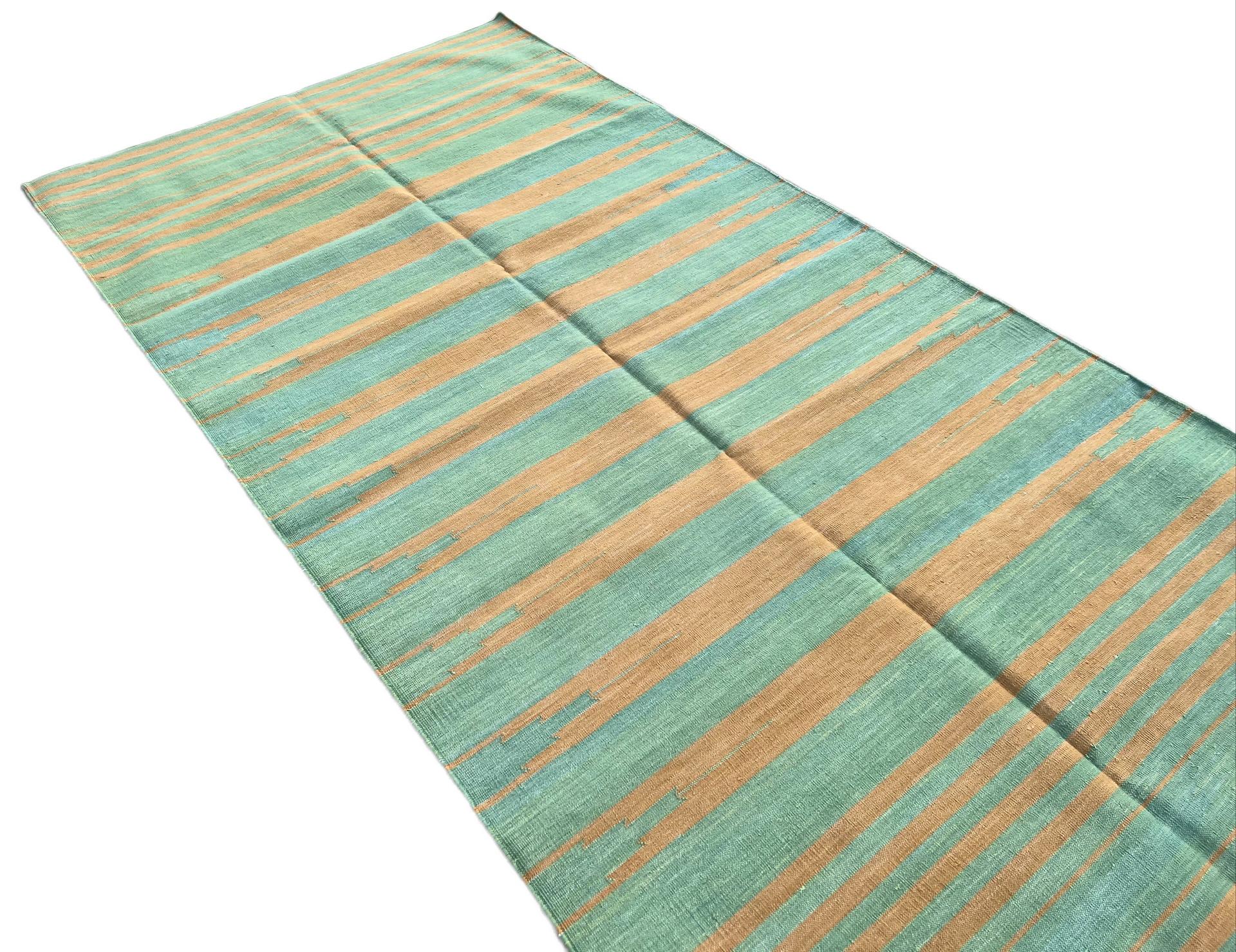 Indiano Tappeto a tessitura piatta in cotone fatto a mano, 5x8 a strisce verdi e senape, indiano Dhurrie in vendita