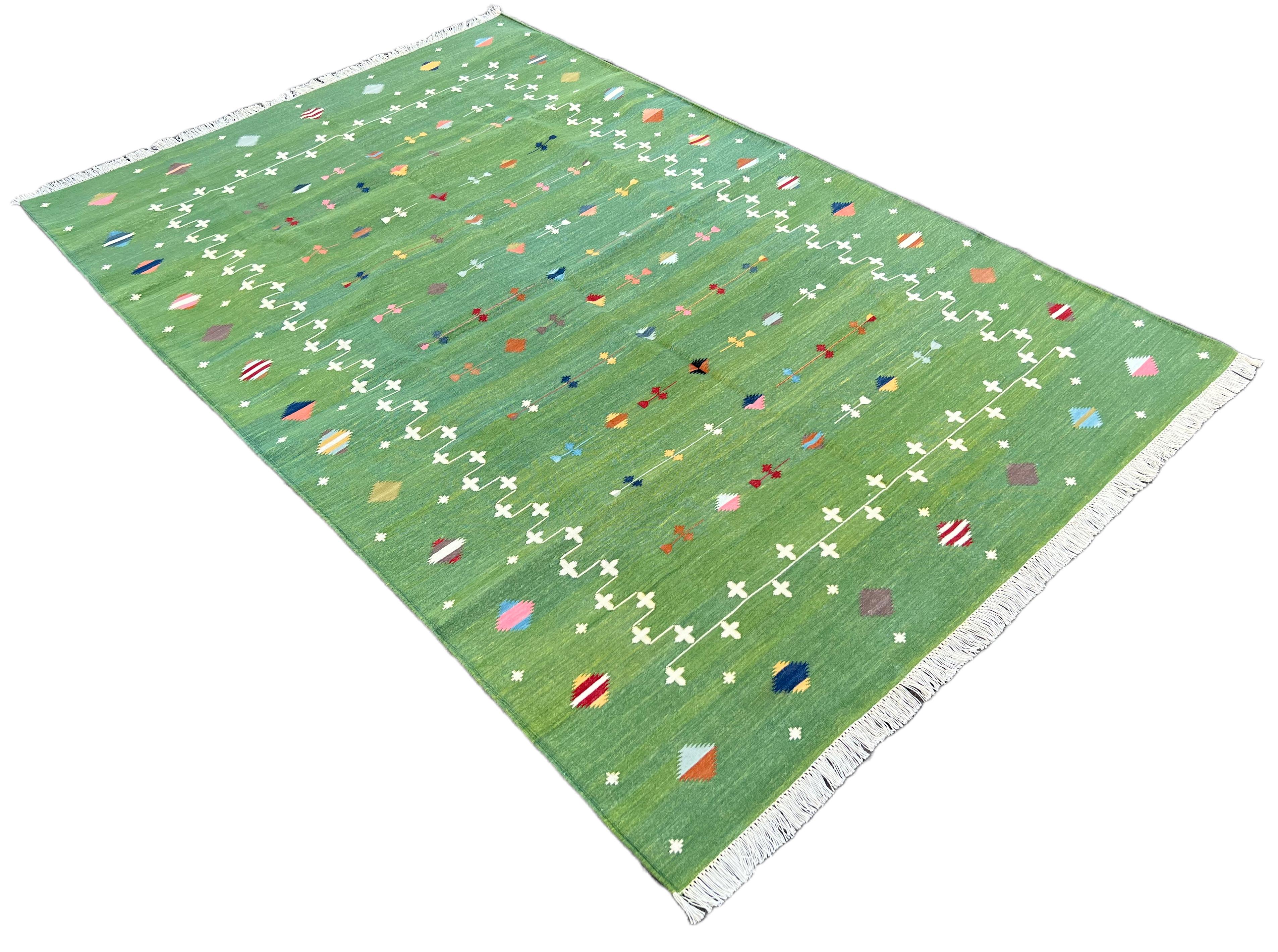 Tapis Shooting Star en coton teint végétal vert forêt-5'x8'.

Ces dhurries spéciales à tissage plat sont tissées à la main avec du fil 100 % coton 15 plis. En raison des techniques de fabrication spéciales utilisées pour créer nos tapis, la taille