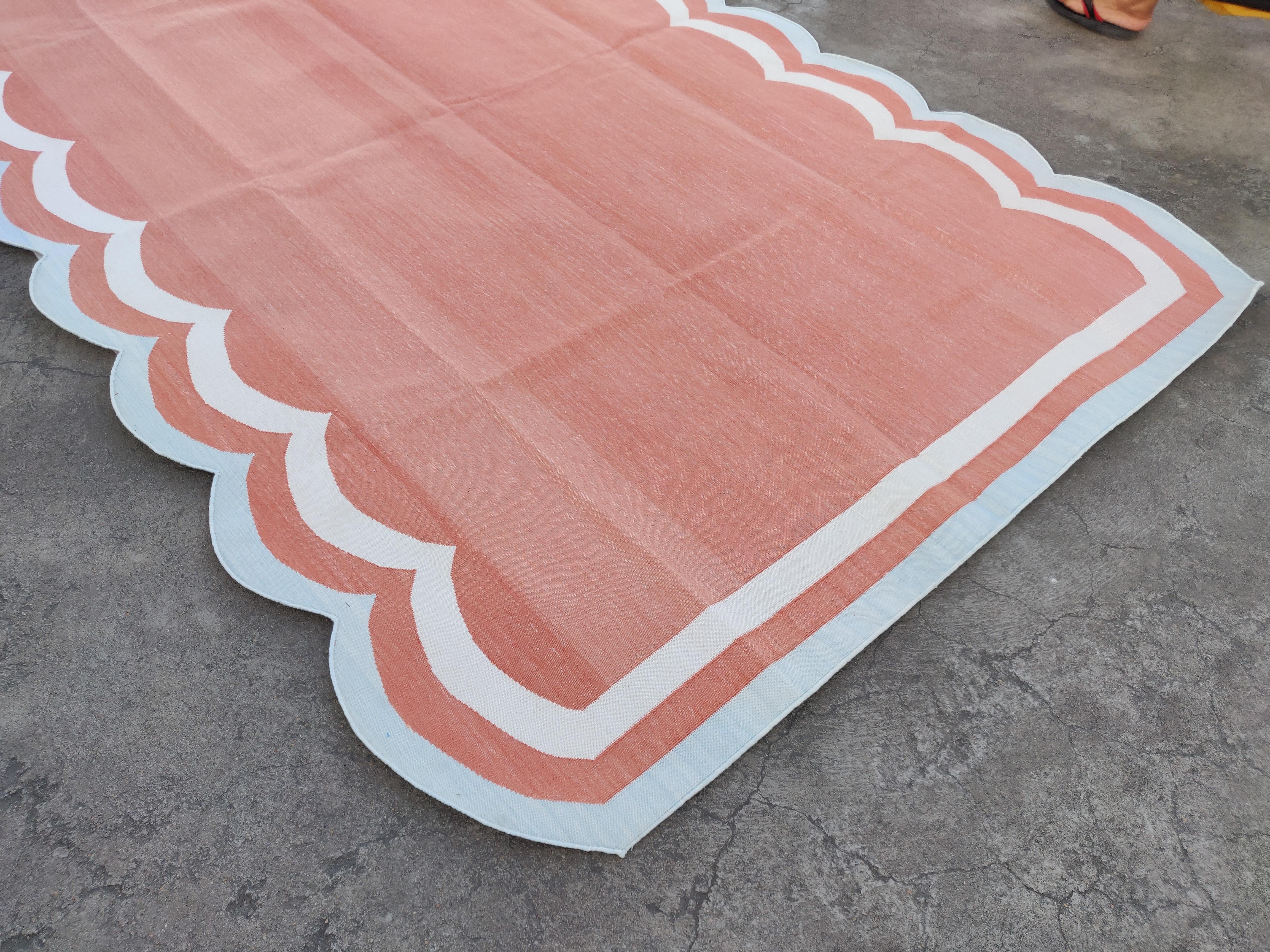 Handgemachte Baumwolle Bereich Flachgewebe Teppich, 5x8 Rot und Blau Scalloped Indische Dhurrie (Handgewebt) im Angebot