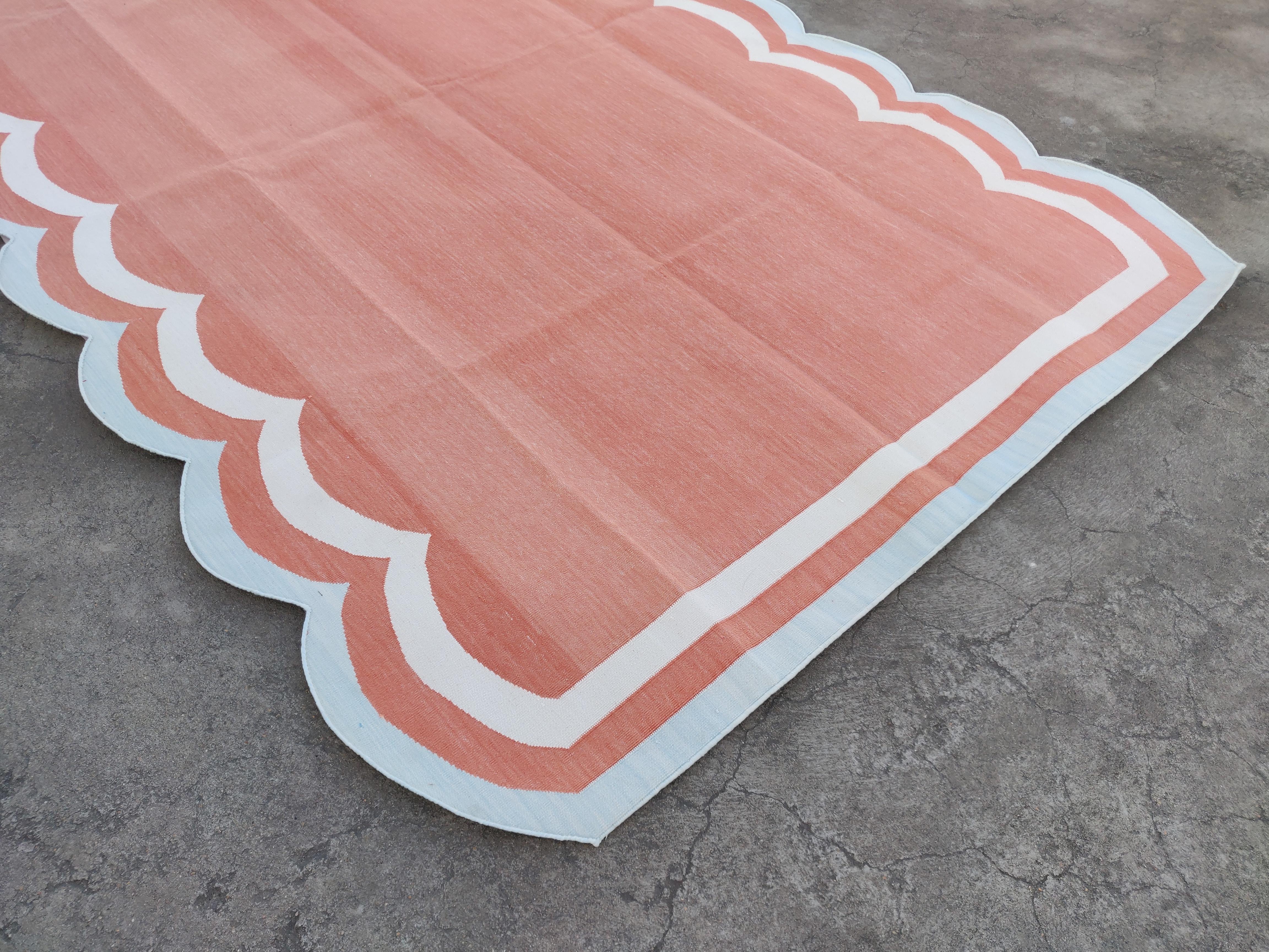 Handgemachte Baumwolle Bereich Flachgewebe Teppich, 5x8 Rot und Blau Scalloped Indische Dhurrie im Zustand „Neu“ im Angebot in Jaipur, IN