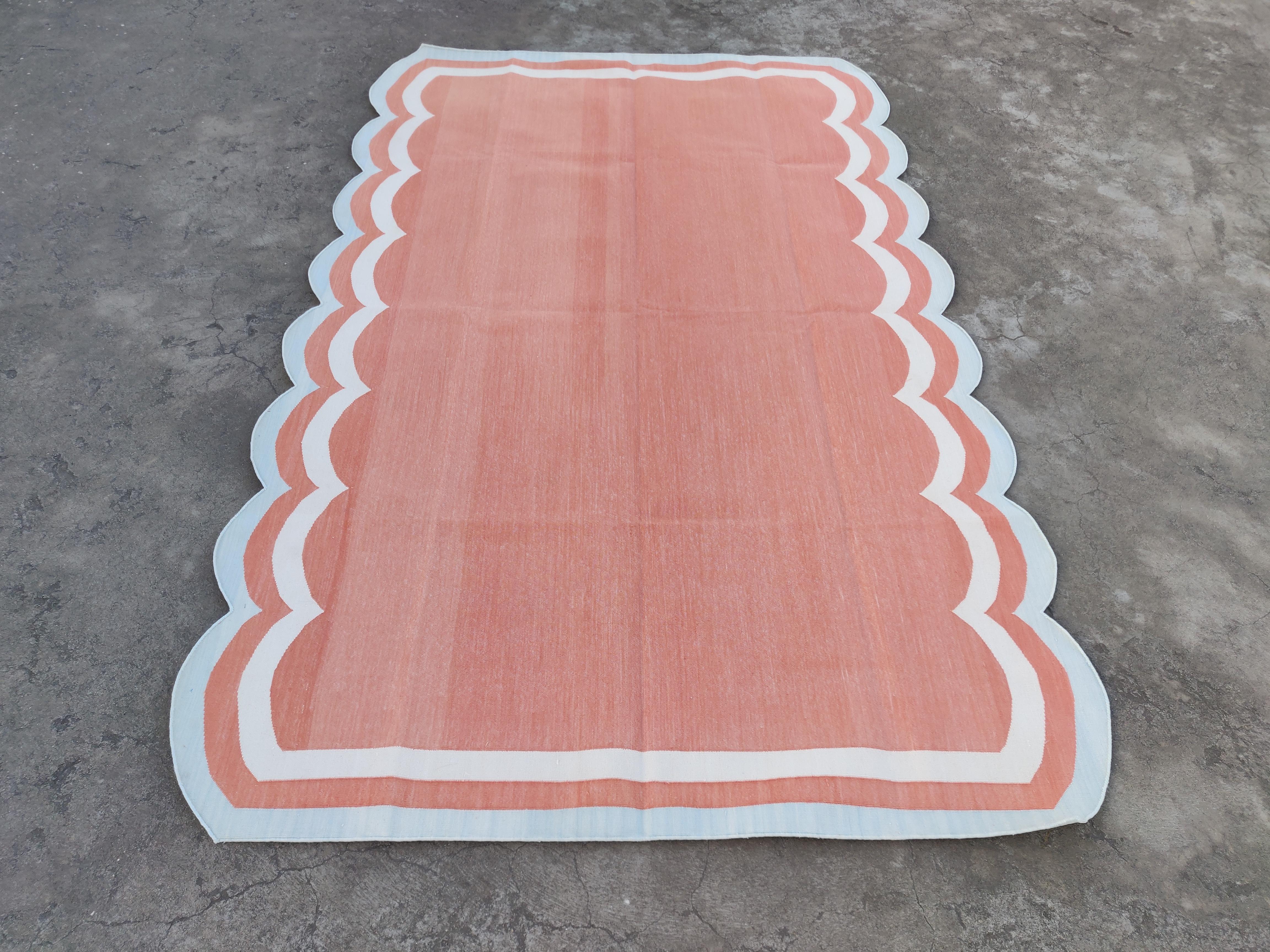 Handgemachte Baumwolle Bereich Flachgewebe Teppich, 5x8 Rot und Blau Scalloped Indische Dhurrie im Angebot 1