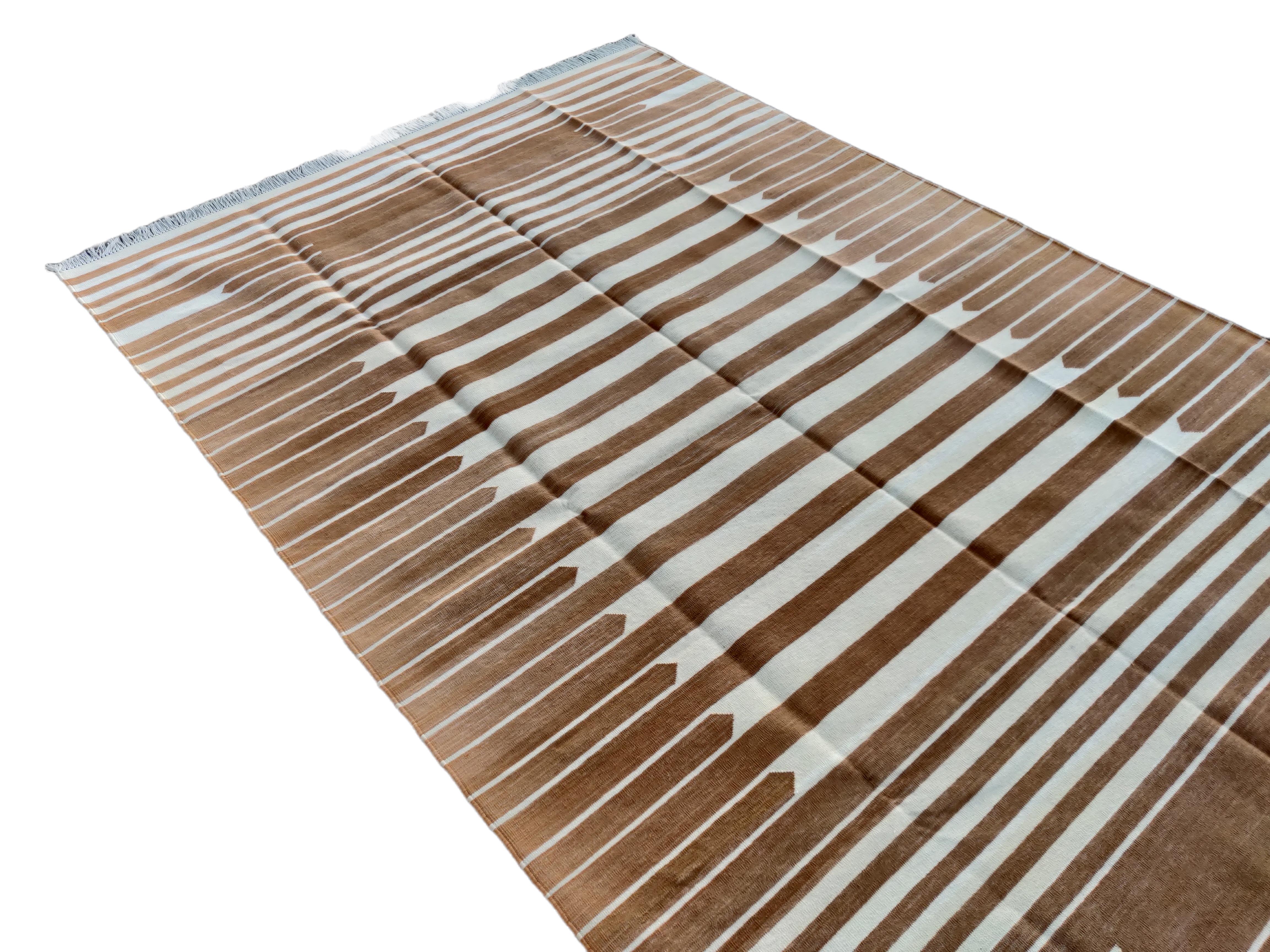 Handmade Cotton Area Flat Weave Rug, 5x8 Tan And White Striped Indian Dhurrie In New Condition For Sale In Jaipur, IN