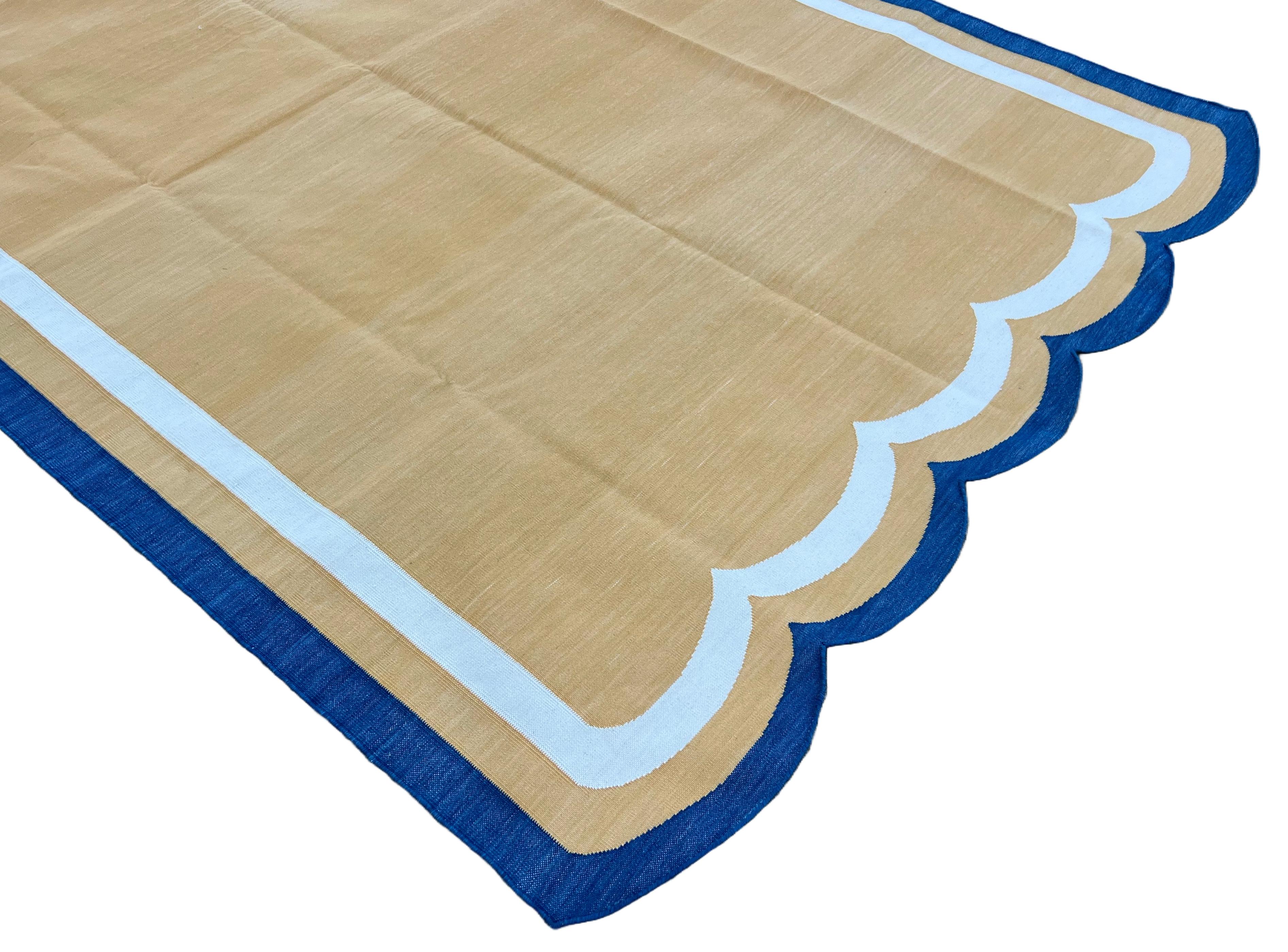 Tappeto Dhurrie indiano a righe smerlate in cotone tinto al vegetale giallo e blu indaco-5'x8' 

Queste speciali dhurry a trama piatta sono tessute a mano con un filo di cotone 100% a 15 strati. A causa delle speciali tecniche di produzione