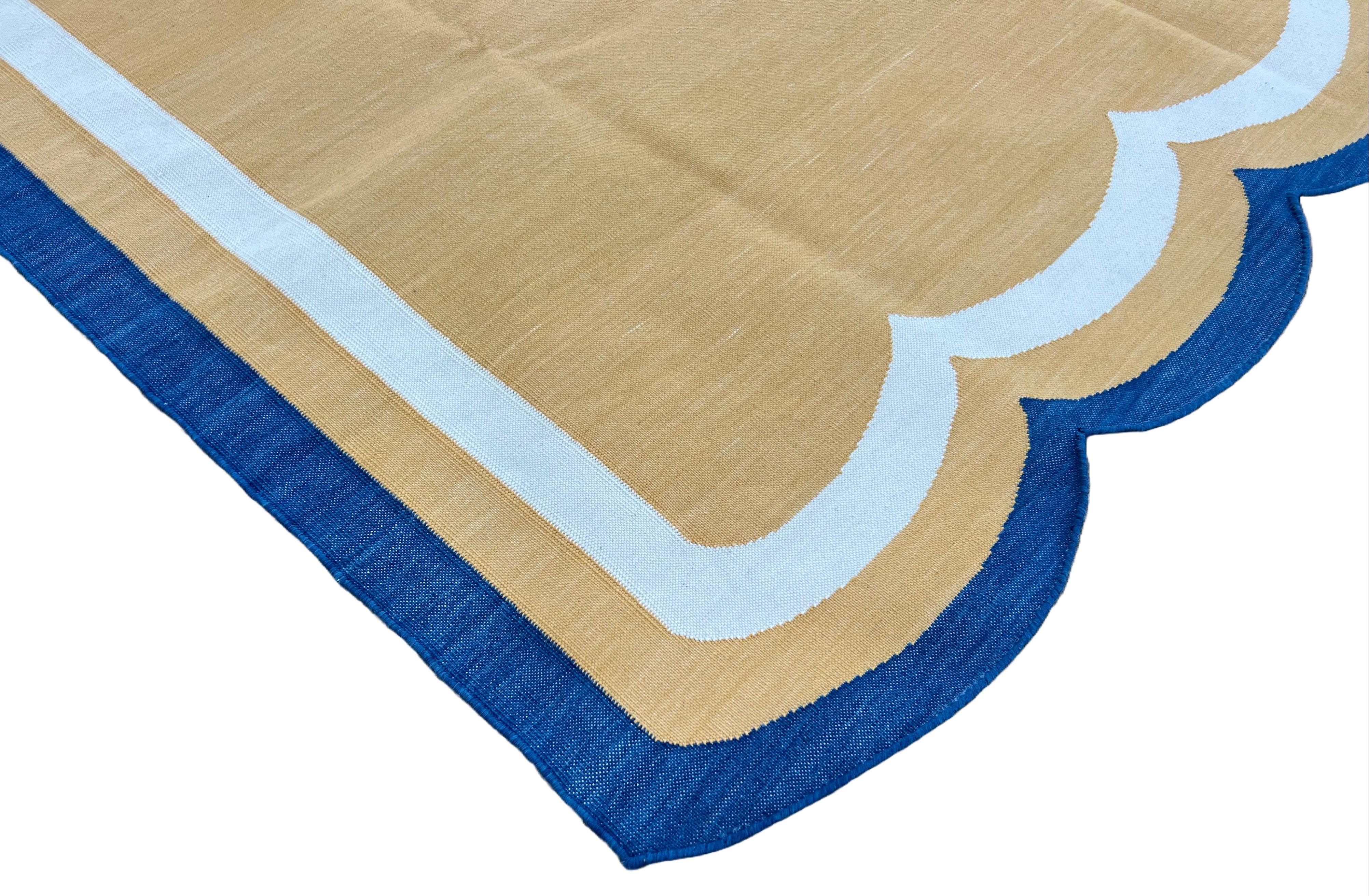 Mid-Century moderno Tappeto a tessitura piatta in cotone fatto a mano, 5x8 giallo e blu con smerlo indiano Dhurrie in vendita